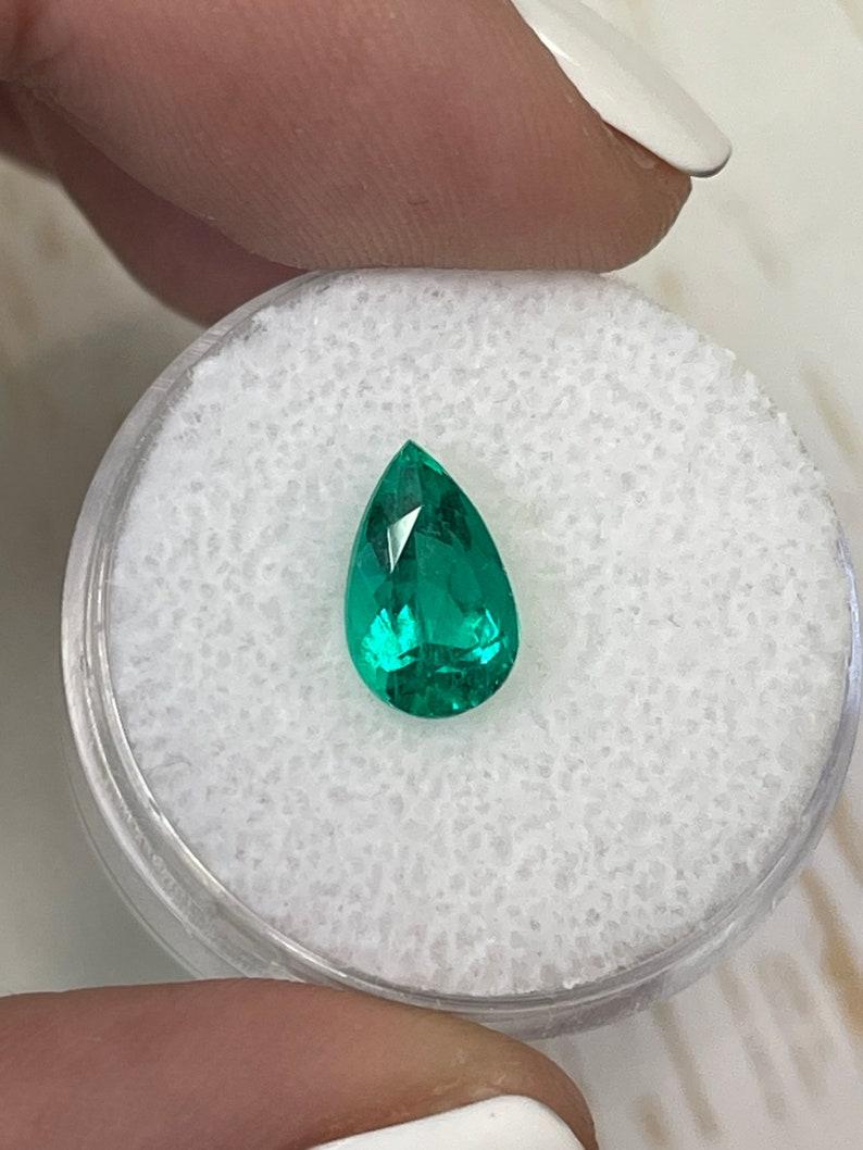 Émeraude naturelle colombienne verte fine taille poire de 1,81 carat 10x6 AAA+ Pour femmes en vente