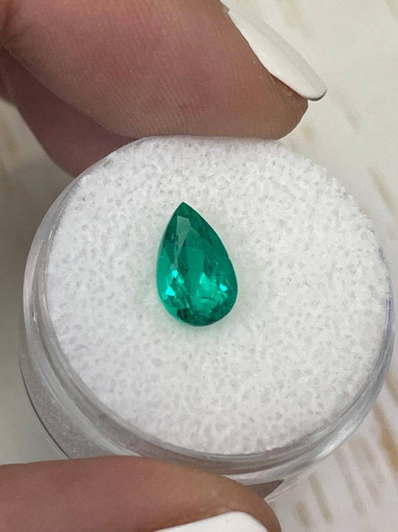 Émeraude naturelle colombienne verte fine taille poire de 1,81 carat 10x6 AAA+ en vente 1