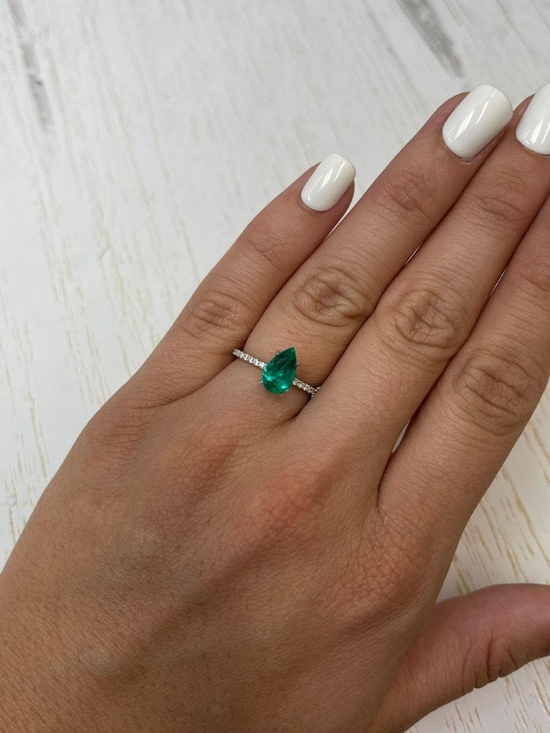 Émeraude naturelle colombienne verte fine taille poire de 1,81 carat 10x6 AAA+ en vente 3