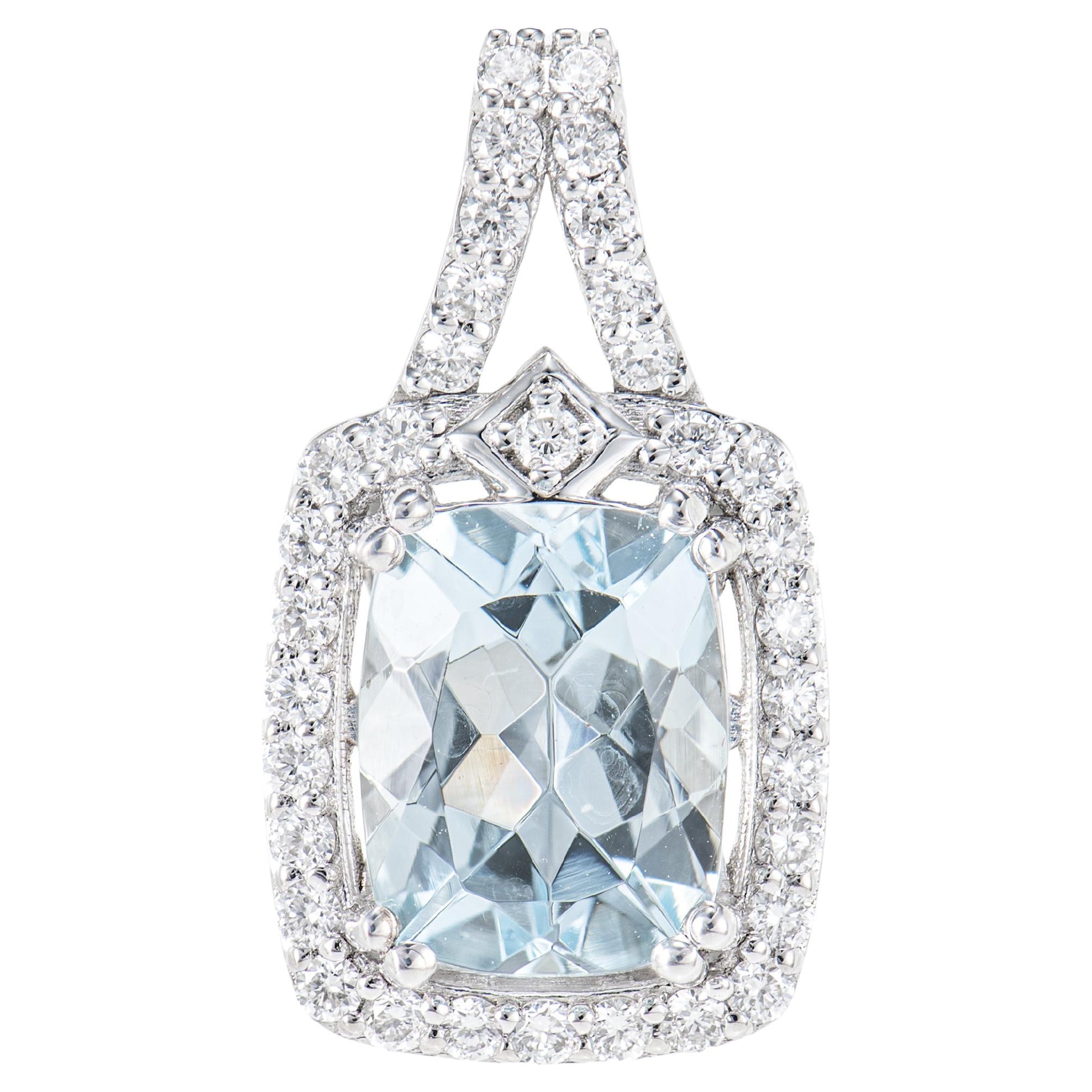 Pendentif aigue-marine de 1,81 carat en or blanc 18 carats avec diamant blanc. en vente