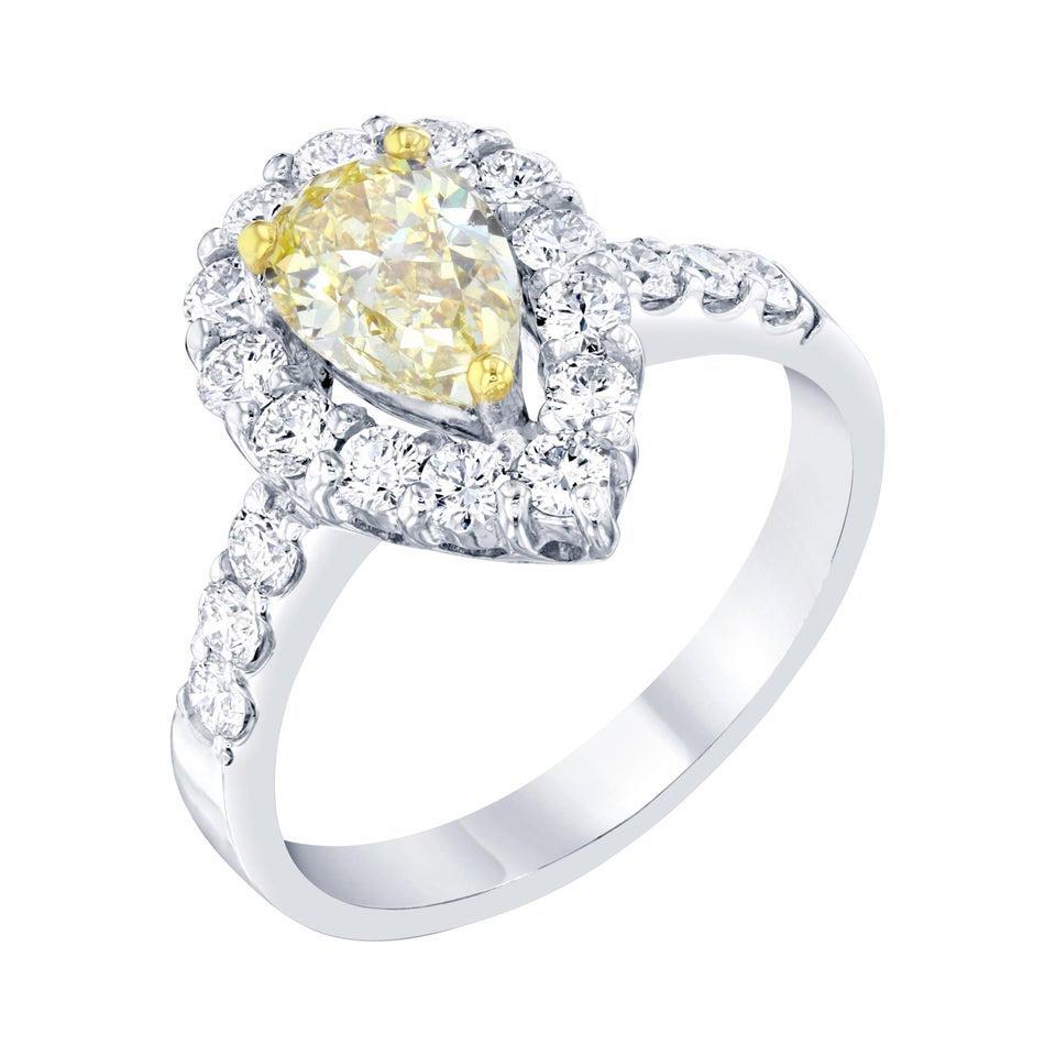 1,81 Karat Ausgefallener gelber Diamant 18 Karat Weißgold Verlobungsring im Angebot