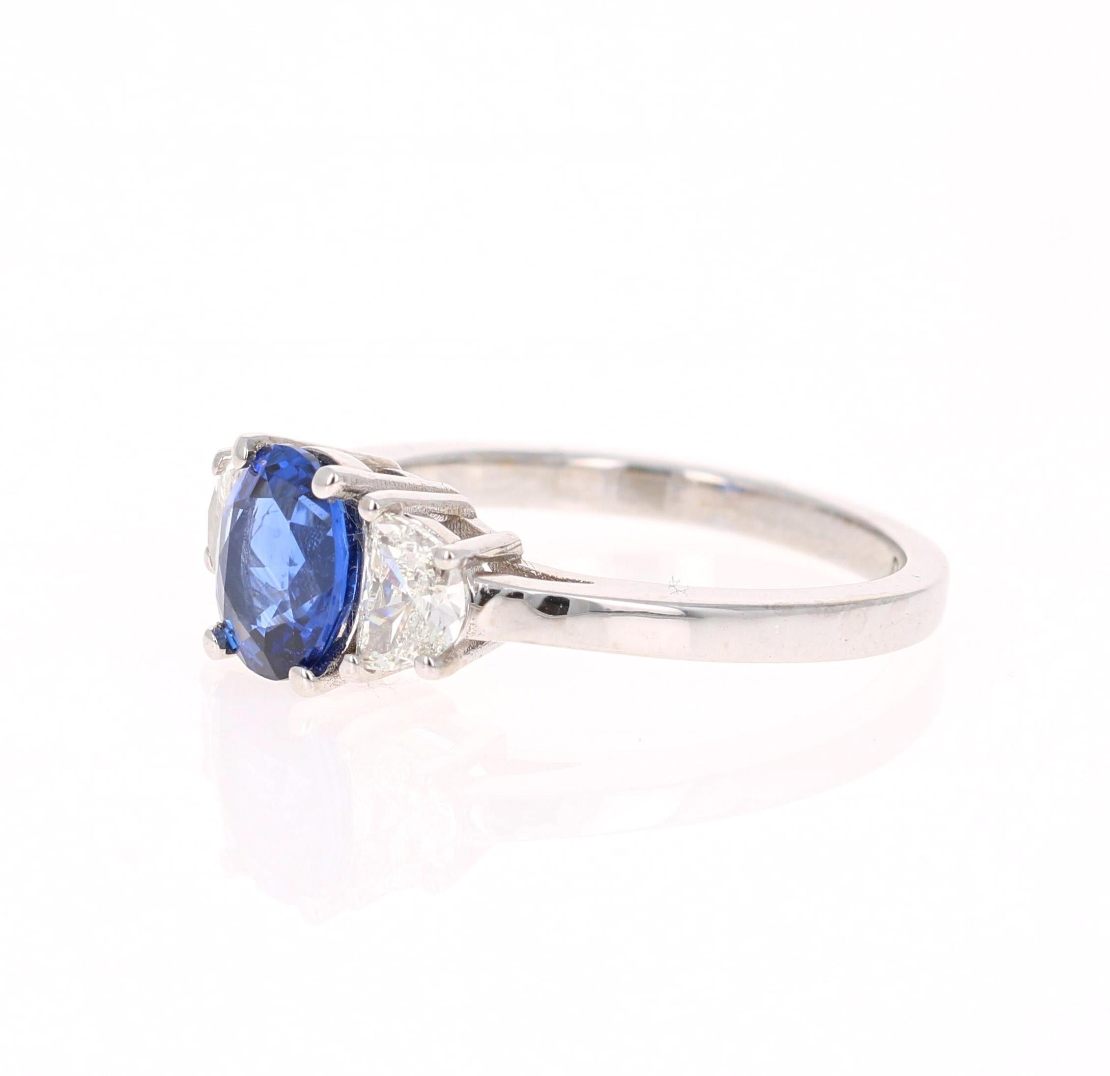 Schöner Saphir-Diamant-Dreistein-Verlobungsring

Dieser Ring hat einen blauen Saphir, der 1,37 Karat wiegt und GIA-zertifiziert ist. Der Saphir ist ein natürlicher blauer Ovalschliff mit Hitze. Die GIA-Zertifikatsnummer lautet: 6192734324 und kann