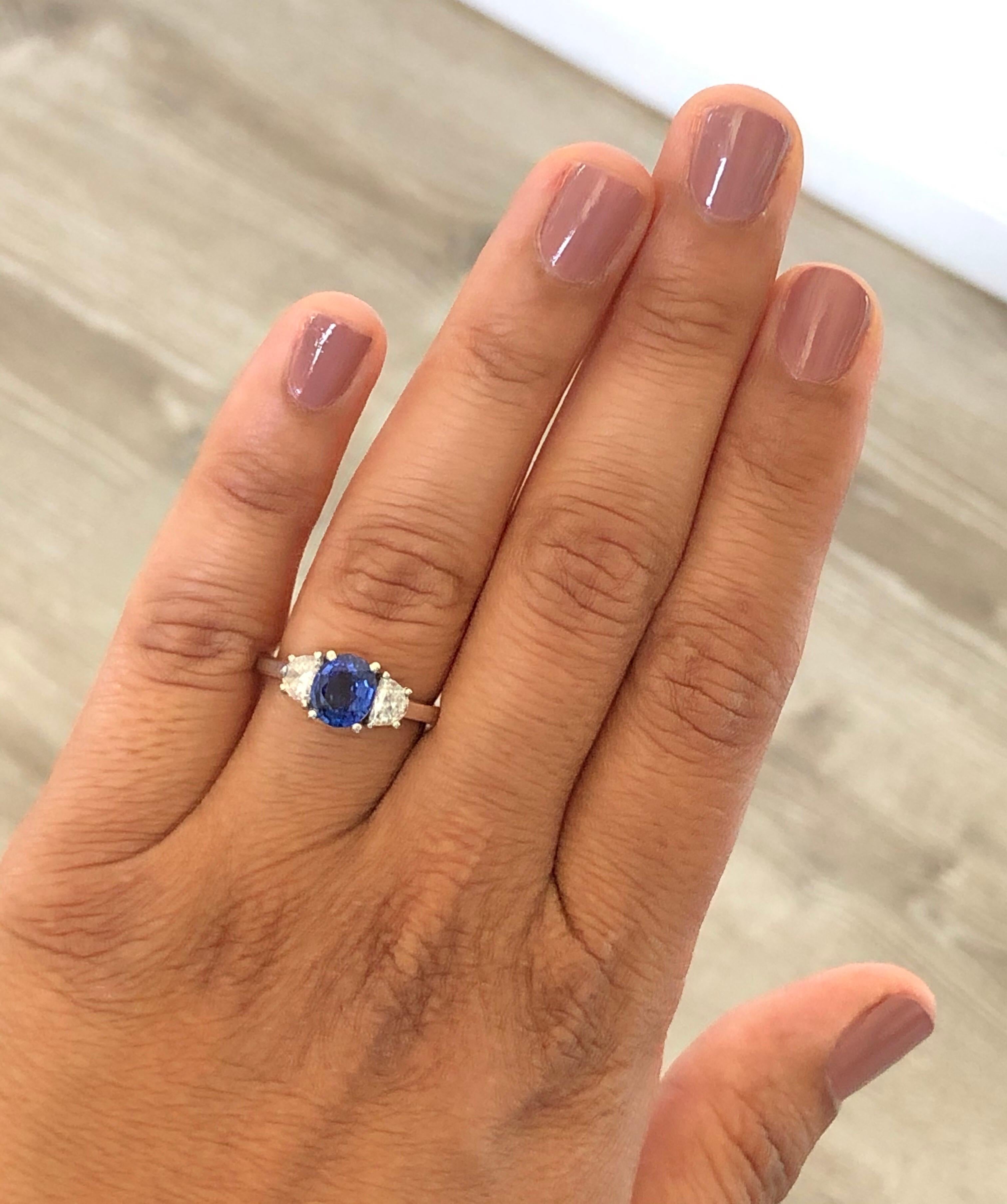 1,81 Karat GIA zertifizierter Saphir Diamant 18 Karat Weißgold Drei-Stein-Ring (Ovalschliff) im Angebot