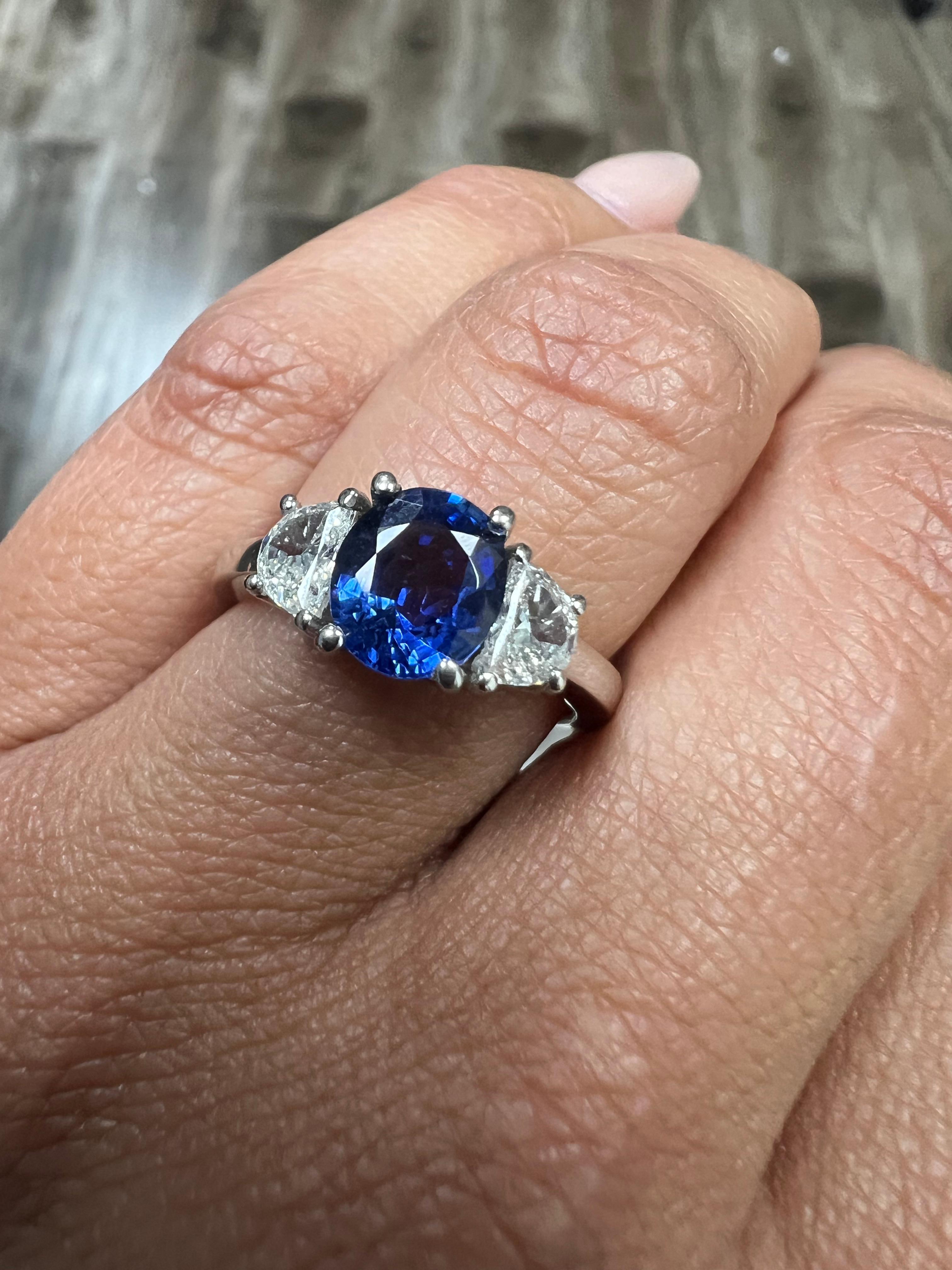 1,81 Karat GIA zertifizierter Saphir Diamant 18 Karat Weißgold Drei-Stein-Ring im Angebot 1