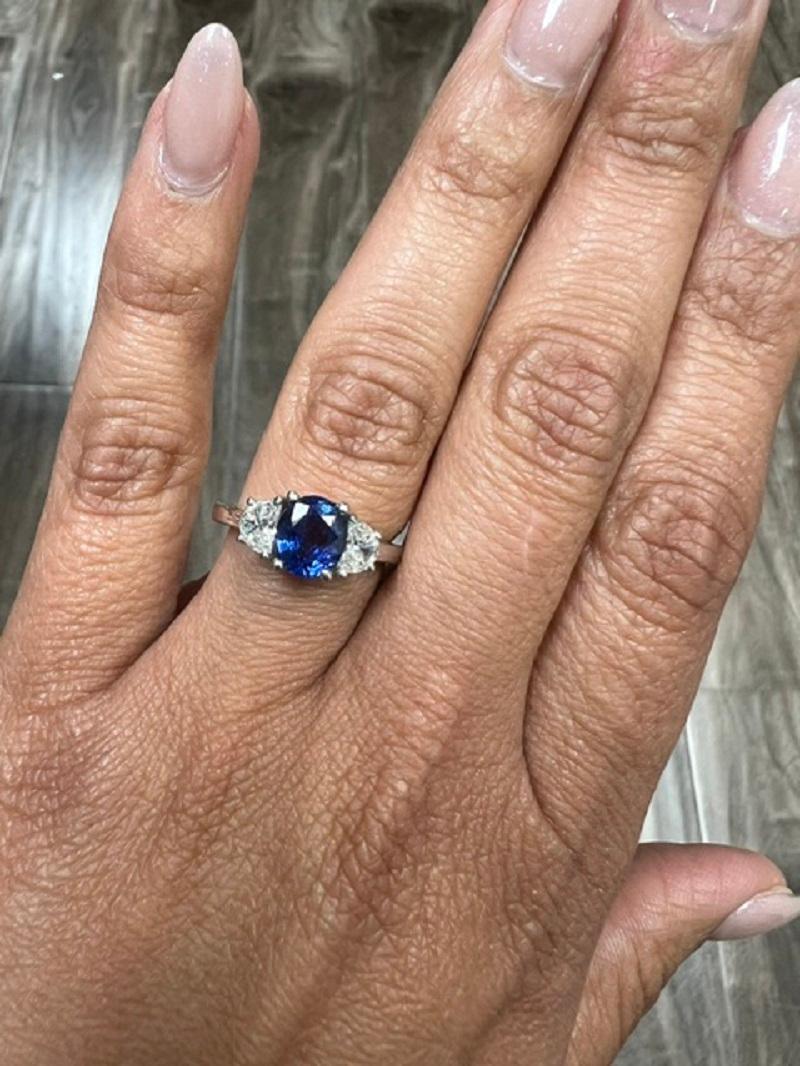 1,81 Karat GIA zertifizierter Saphir Diamant 18 Karat Weißgold Drei-Stein-Ring im Angebot 2