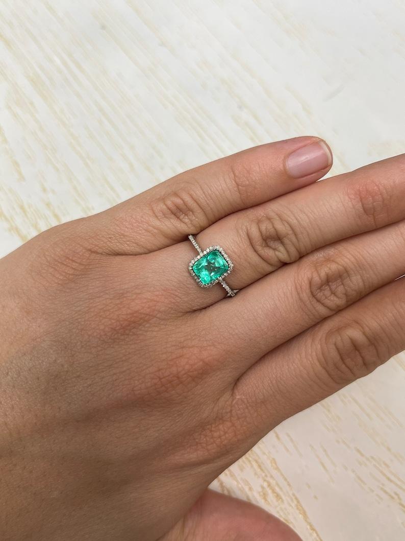 1,81 carati di smeraldo colombiano verde Jyotish VVS - gemma allungata con taglio a cuscino in vendita 1