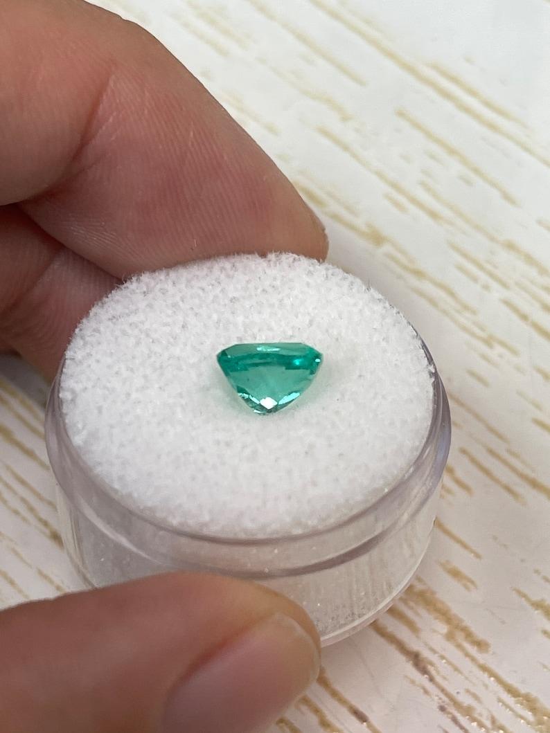 Donna 1,81 carati di smeraldo colombiano verde Jyotish VVS - gemma allungata con taglio a cuscino in vendita