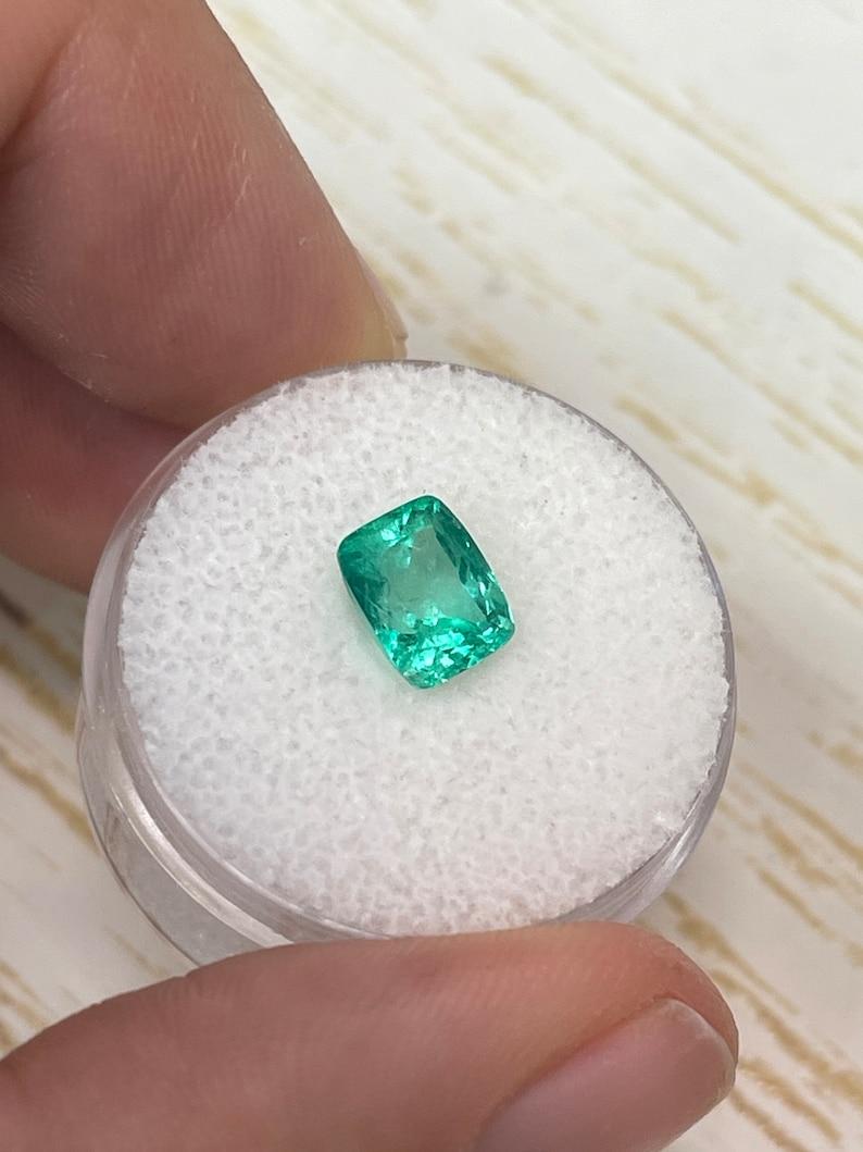 1,81 carati di smeraldo colombiano verde Jyotish VVS - gemma allungata con taglio a cuscino In condizioni Nuovo in vendita a Jupiter, FL