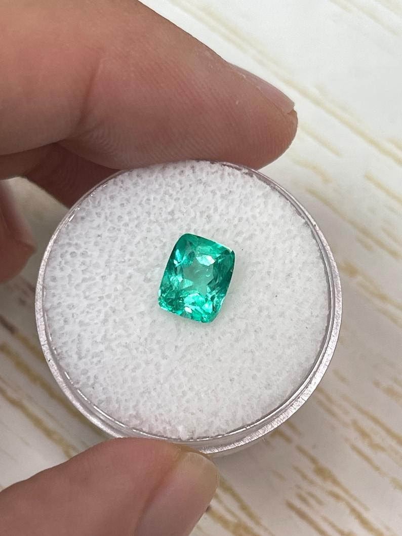 Taglio cuscino 1,81 carati di smeraldo colombiano verde Jyotish VVS - gemma allungata con taglio a cuscino in vendita