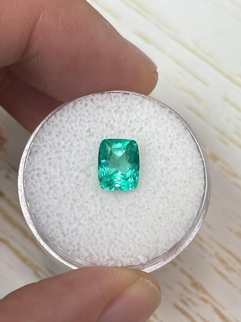 A. Stone: Smeraldo
Peso: 1,81 carati
Forma: Taglio a cuscino
Chiarezza: Trasparente
Lucentezza: Eccellente
Colore: verde bluastro medio
Misure: 7,76 mm x 6,23 mm x 5,26 mm
Origine geografica: Colombia
Trattamento: Naturale, oliatura

Commenti: A