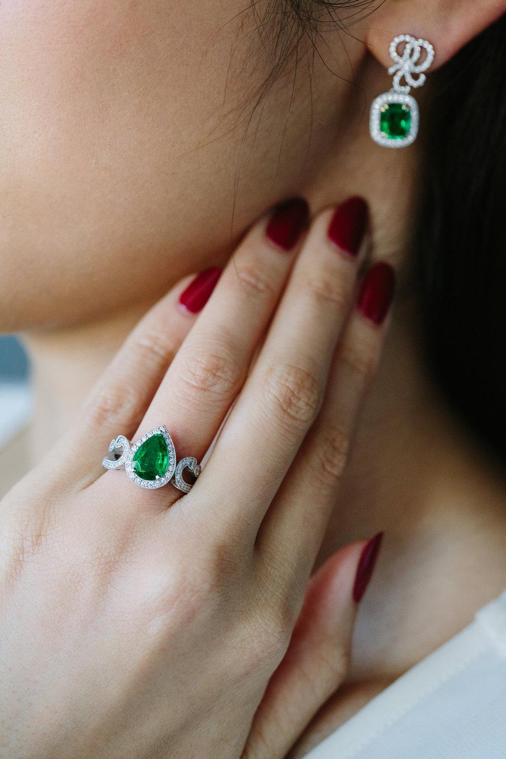 Pear Cut 1.81 Carat Pear Shape Columbian Emerald & Diamond Ring For Sale