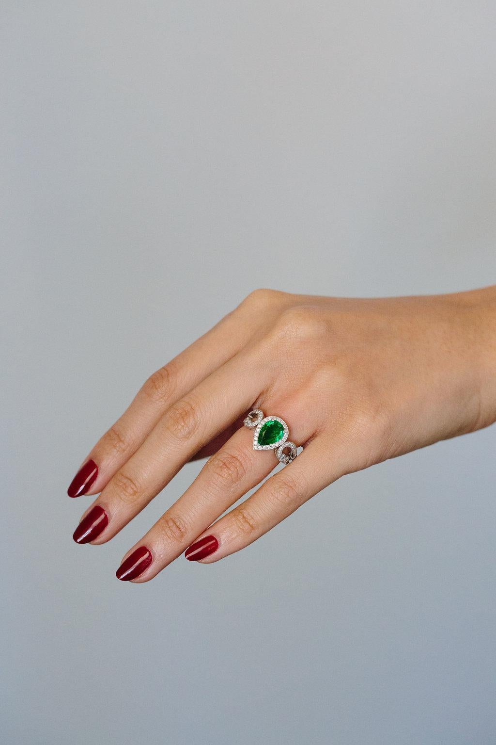 Women's or Men's 1.81 Carat Pear Shape Columbian Emerald & Diamond Ring For Sale