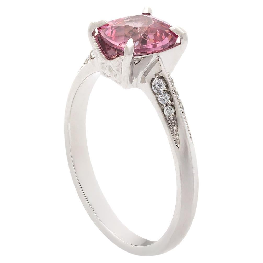 Anello con spinello, 1,81 carati, anello con diamante, 0,10 carati, oro bianco 18 carati. Questo raffinato anello è realizzato in oro bianco da 18 carati e presenta uno spinello rosa naturale di circa 1,81 carati. La gemma è tagliata a forma di