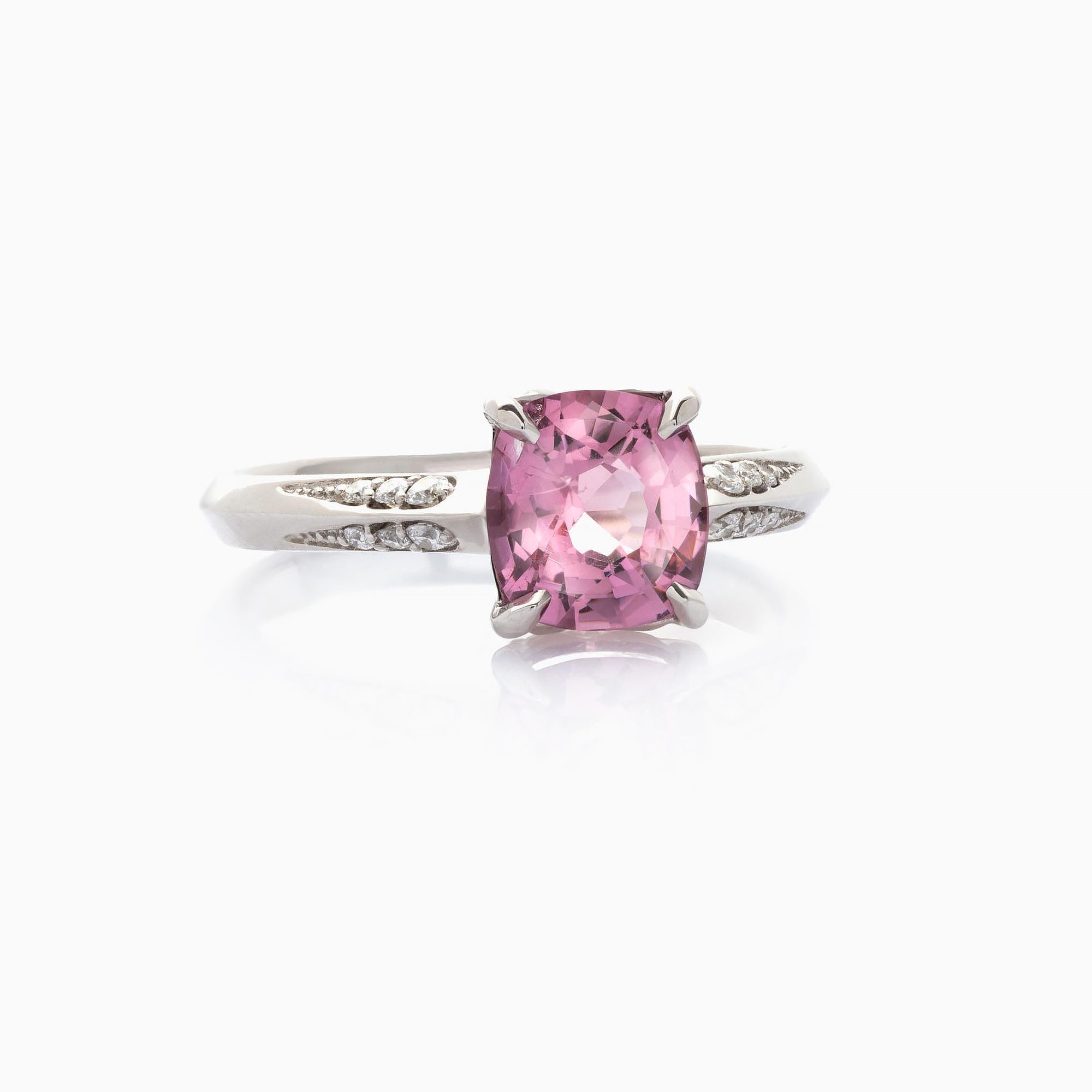 Art Déco Anello con spinello rosa da 1,81 carati e diamante da 0,10 carati in oro bianco 18 carati in vendita