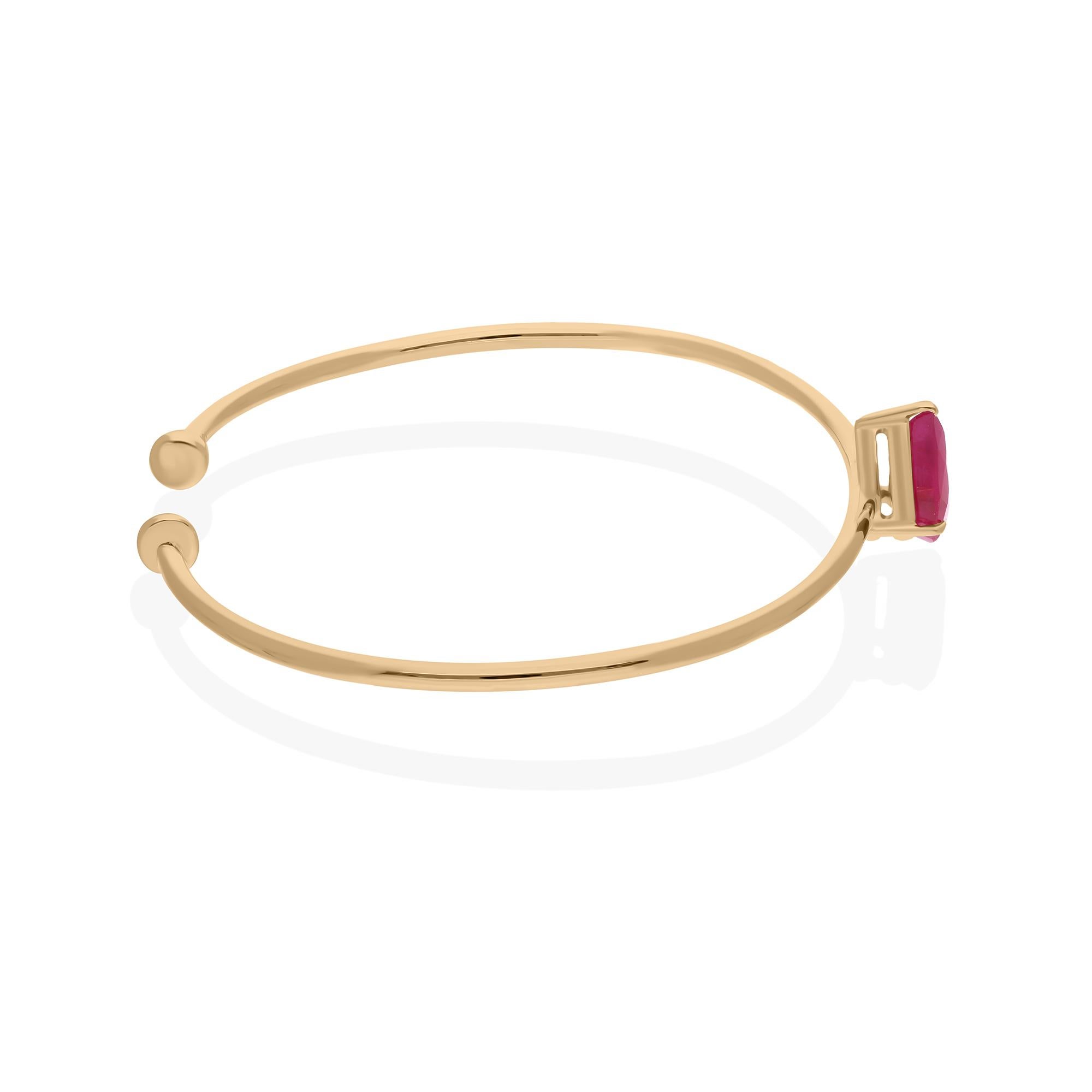 Dieser exquisite Armreif ist aus 18-karätigem Gold gegossen und mit 1,81 Karat rotem Edelstein besetzt.

FOLLOW SPECTRUM JEWELS Storefront, um die neueste Collection'S und exklusive Stücke zu sehen. Spectrum Jewels ist stolz darauf, ein Top Seller