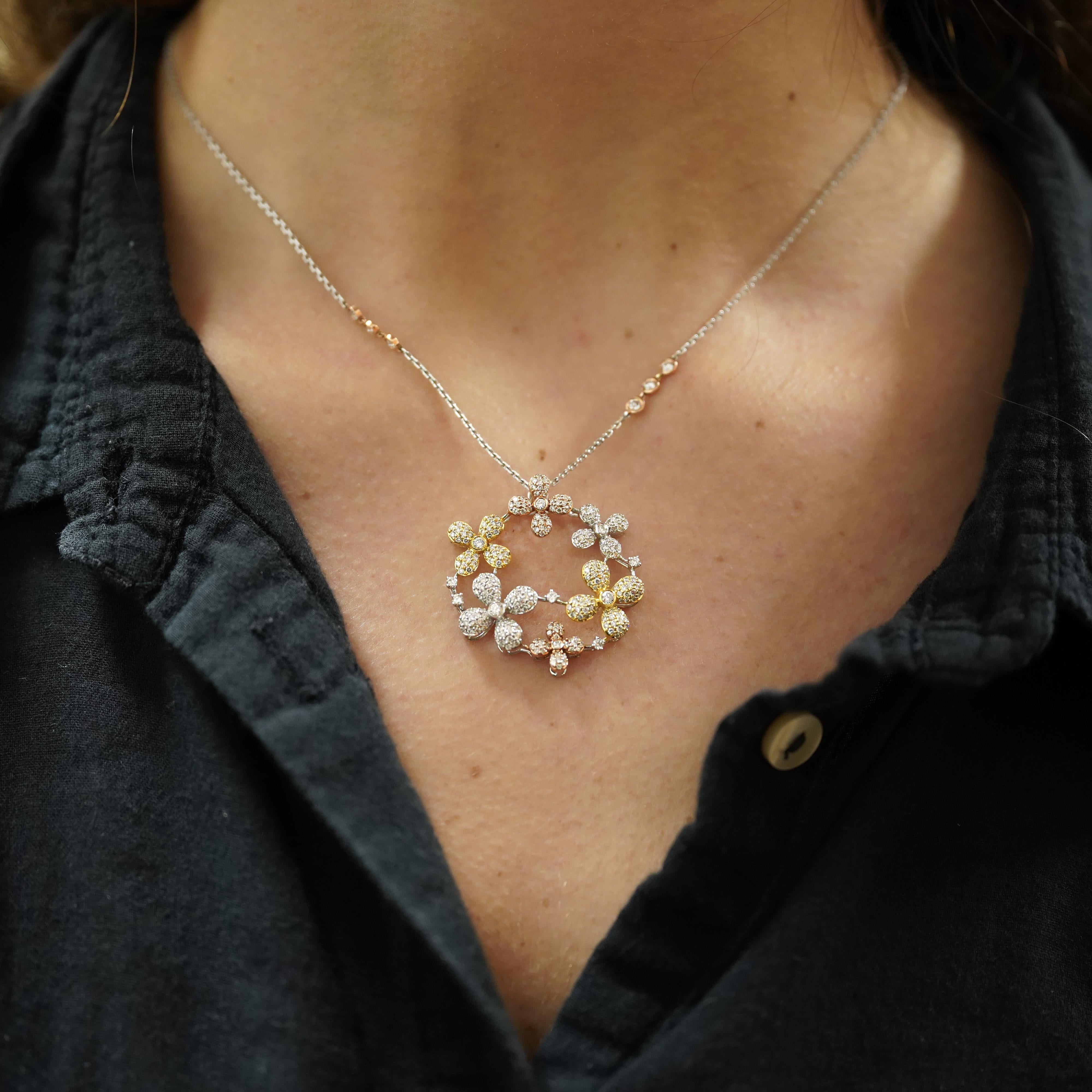 Collier de 1,81 carat de diamant Nature en or tricolore 14K avec pendentif couronne de fleurs en diamant Chaîne de câble de 18 pouces.

Détails :
Type d'article : Collier et pendentif
Métal : or tricolore 14K
Taille du pendentif : 1.25 pouces