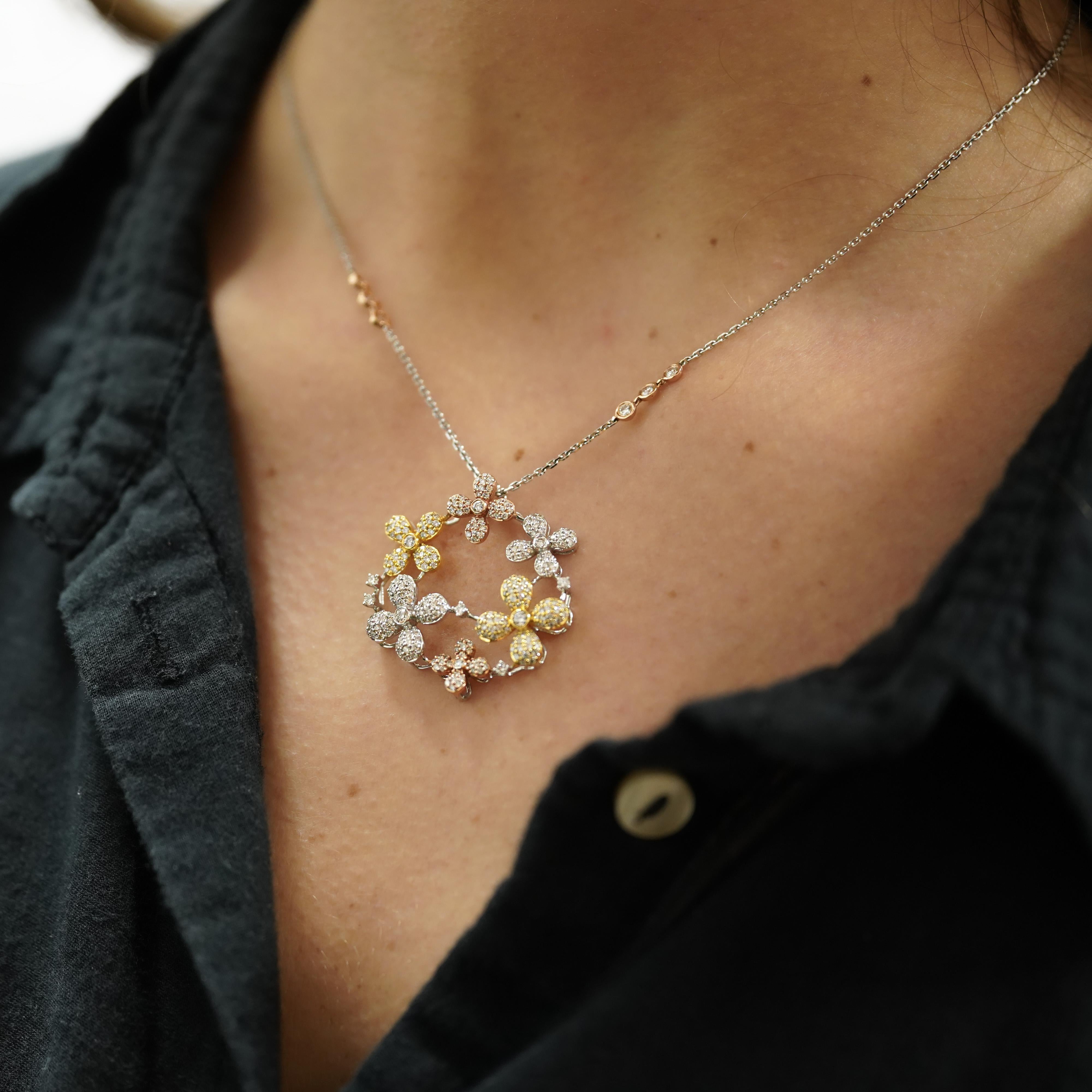 Collier à pendentif couronne de fleurs en or tricolore 14K et diamant rond de 1,81 carat Pour femmes en vente