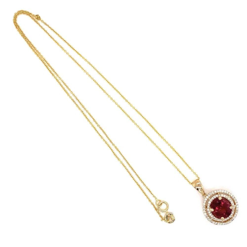 Semplicemente bello! Collana con doppio ciondolo a forma di cerchio in tormalina rubellite e diamanti. Al centro di una rovatura finemente dettagliata, una tormalina rosa rubellite ovale quasi rotonda, incastonata a mano in un doppio alone di