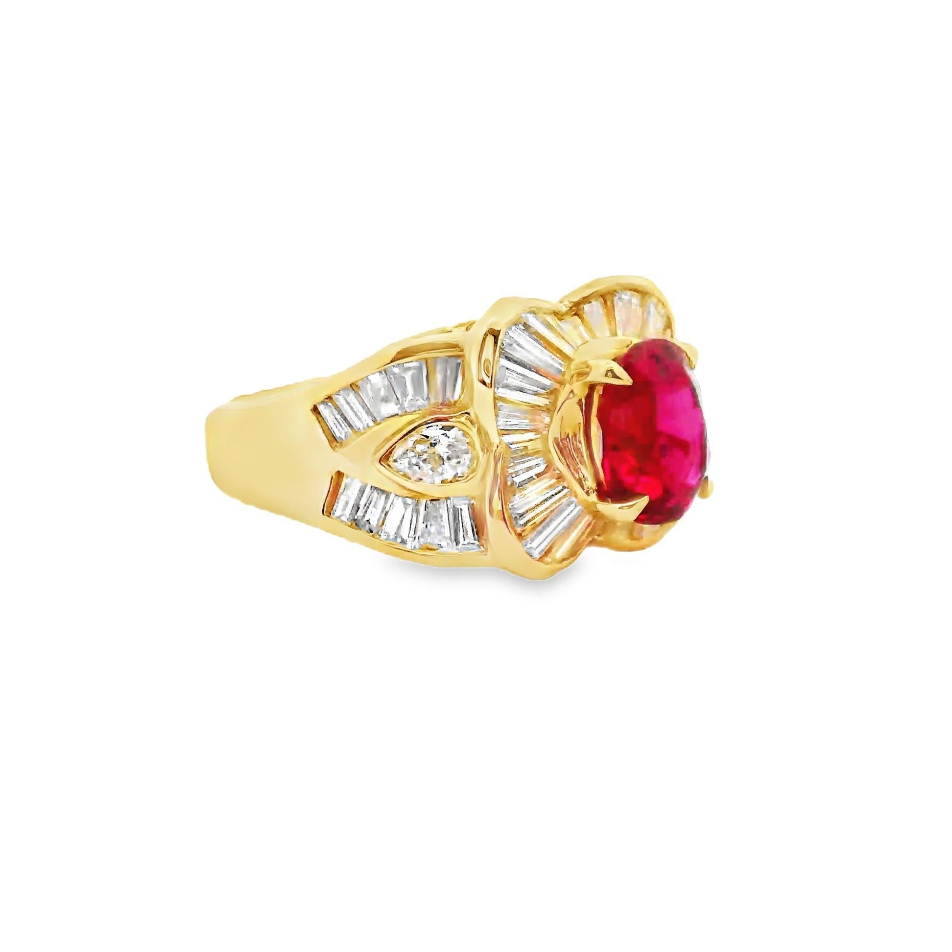 Un exquis rubis de forme ovale occupe le devant de la scène. D'un poids de 1,81 carat, elle présente une teinte rouge profonde et vibrante avec une excellente brillance due au cristal propre et brillant de la pierre. Ce point focal est complété par