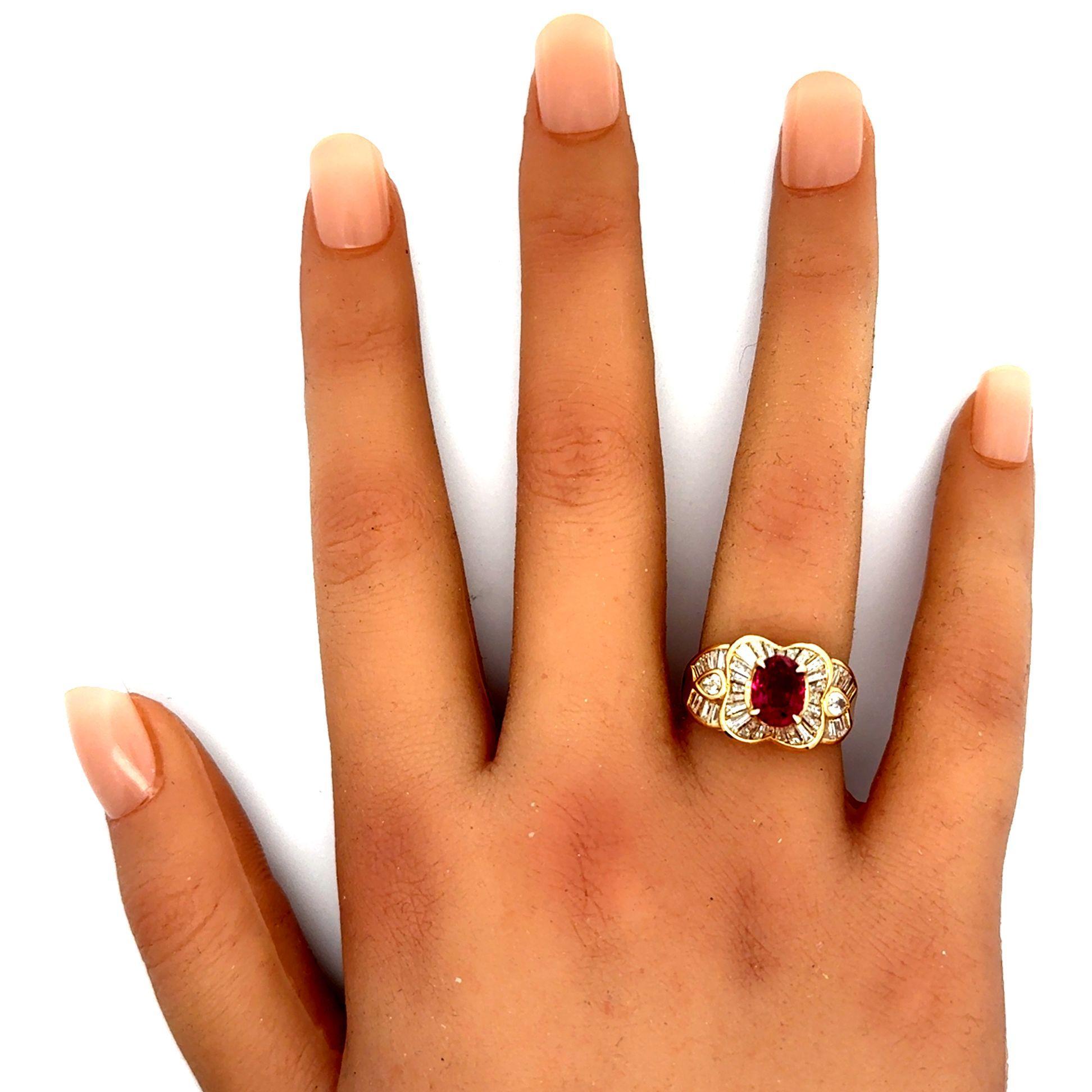 Taille ovale Bague en or jaune 18 carats avec diamants et rubis de 1,81 carat, certifiée GIA en vente