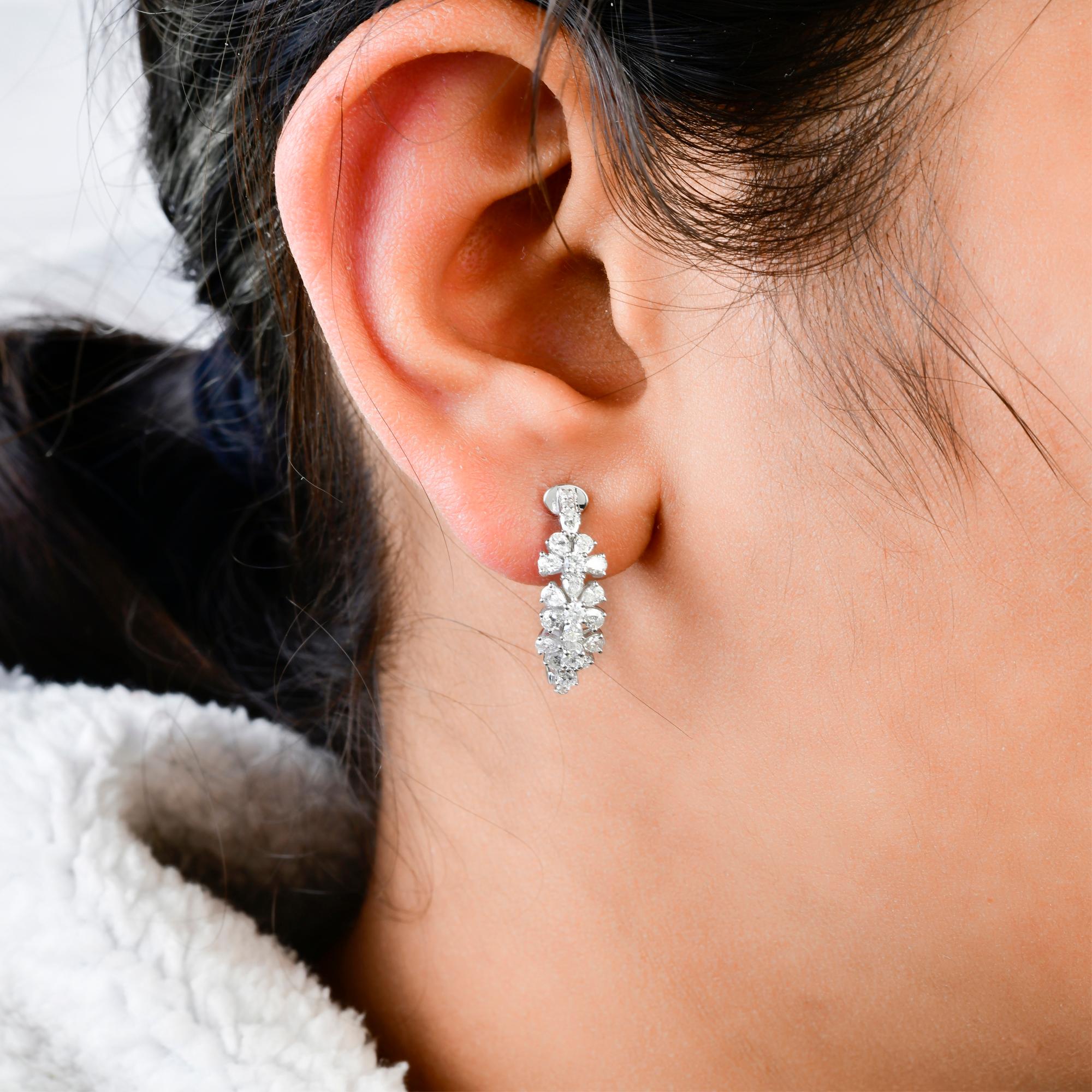 Diese 1,81 Karat SI Clarity HI Color Diamond Floral 14 Karat Weißgold Hoop Earrings verfügt über Birne und rund geschliffenen Diamanten machen Blumen in der Vorderseite des Reifens mit rund geschliffenen Diamanten in der Rückseite der Ringe gesetzt