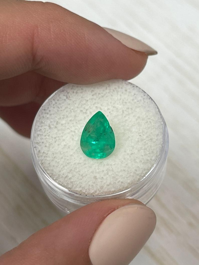 A. Stone: Smeraldo
Peso: 1,81 carati
Forma: Taglio a pera
Chiarezza: Semi-trasparente
Lucentezza: Molto buono
Colore: verde medio chiaro
Misure: 9,84 mm x 7,25 mm x 6,14 mm
Origine geografica: Colombia
Trattamento: Naturale, oliatura

Commenti: A