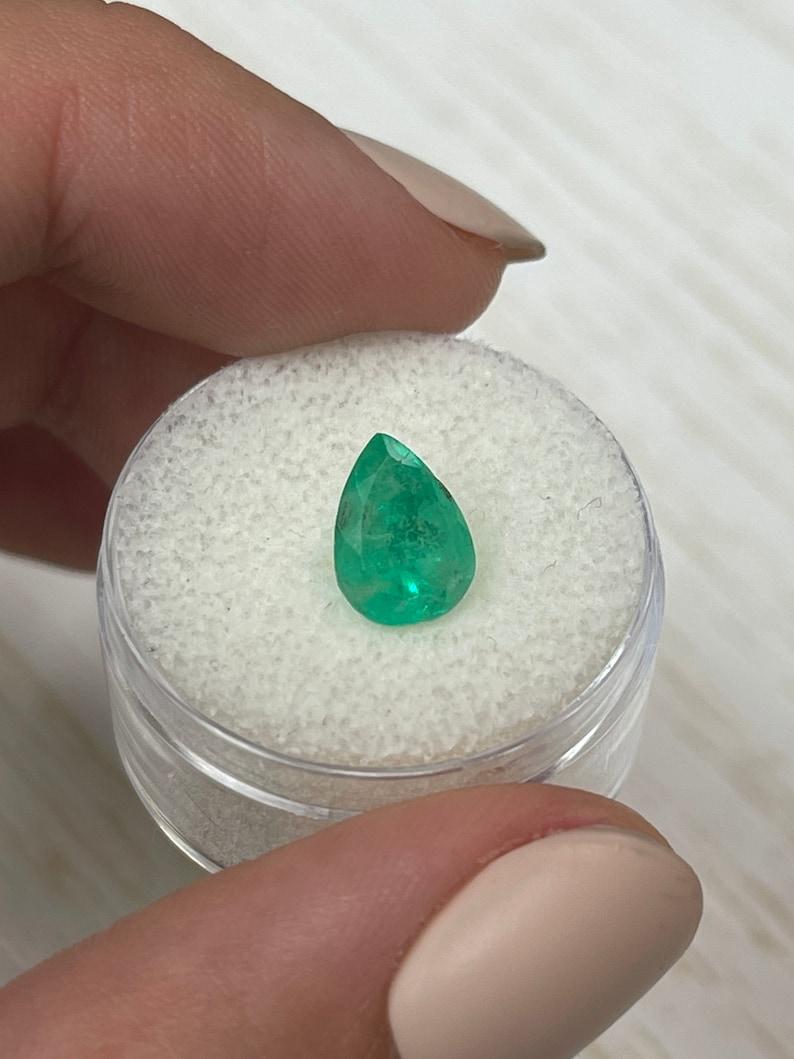 Moderno 1,81 carati di smeraldo colombiano verde primaverile - pietra di maggio a goccia con taglio a pera in vendita