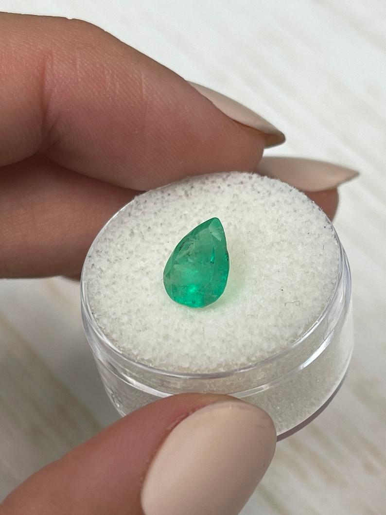 Taglio a goccia 1,81 carati di smeraldo colombiano verde primaverile - pietra di maggio a goccia con taglio a pera in vendita
