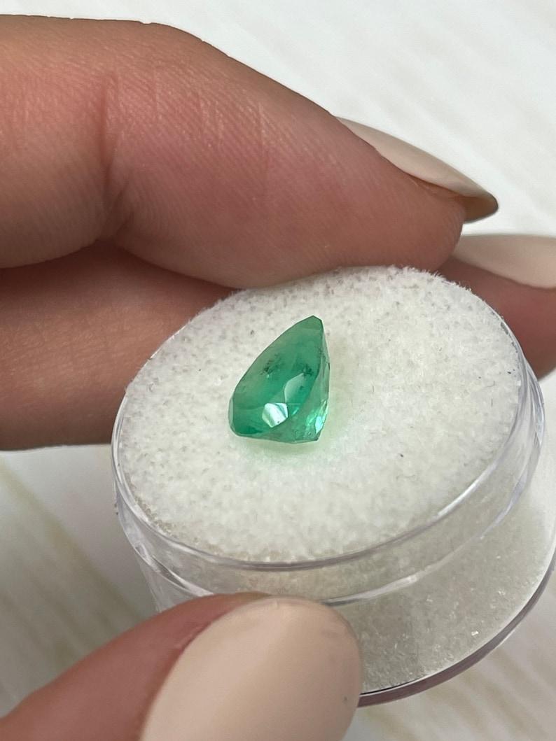 1,81 carati di smeraldo colombiano verde primaverile - pietra di maggio a goccia con taglio a pera In condizioni Nuovo in vendita a Jupiter, FL
