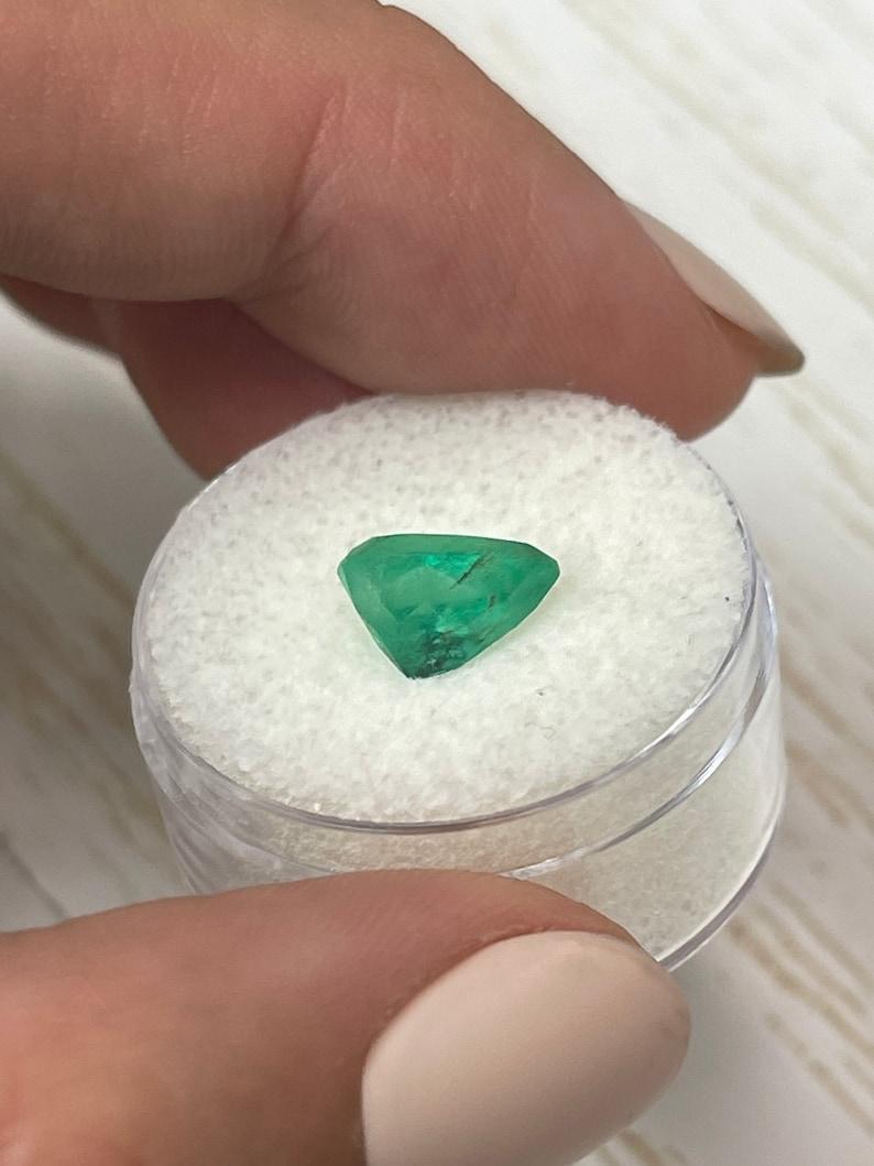 Donna 1,81 carati di smeraldo colombiano verde primaverile - pietra di maggio a goccia con taglio a pera in vendita
