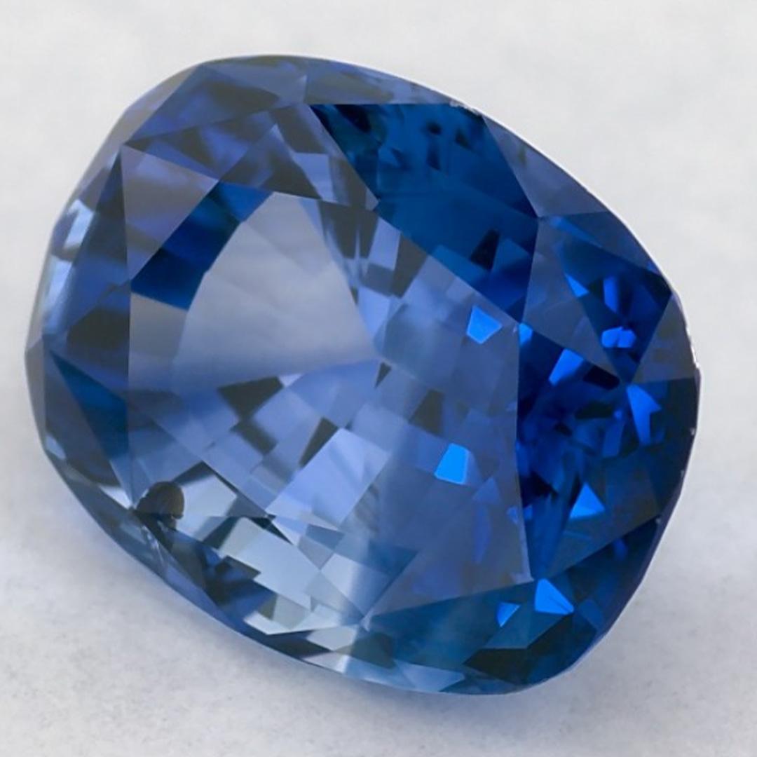Ce saphir bleu naturel offre élégance et sophistication. Avec sa riche saturation de couleurs et sa coupe précise, il constitue la pièce maîtresse parfaite pour une bague de fiançailles ou une conception de bijoux de luxe.

Ce saphir provient du Sri