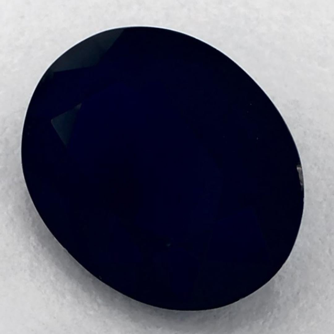 Questo zaffiro blu naturale offre eleganza e raffinatezza. Con la sua ricca saturazione del colore e il taglio preciso, è il centro perfetto per un anello di fidanzamento o un design di gioielli di lusso.

Questo zaffiro proviene dallo Sri Lanka