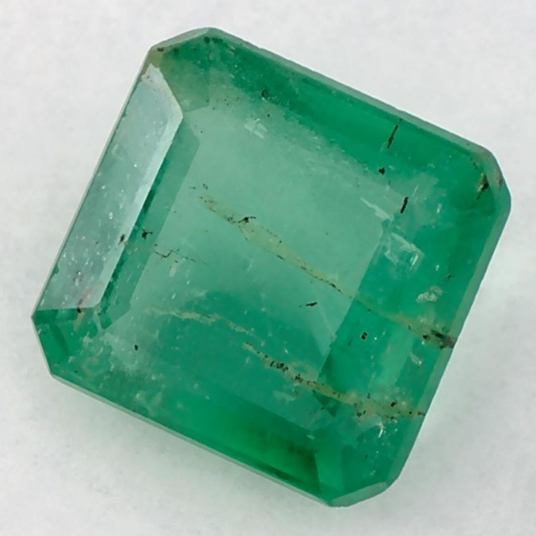 D'un vert éclatant, la pierre de naissance du mois de mai symbolise le renouveau de la croissance printanière. 

Explorez la vibrante collection d'émeraudes, de rubis et de saphirs de notre magasin, disponibles sous forme de pierres précieuses en