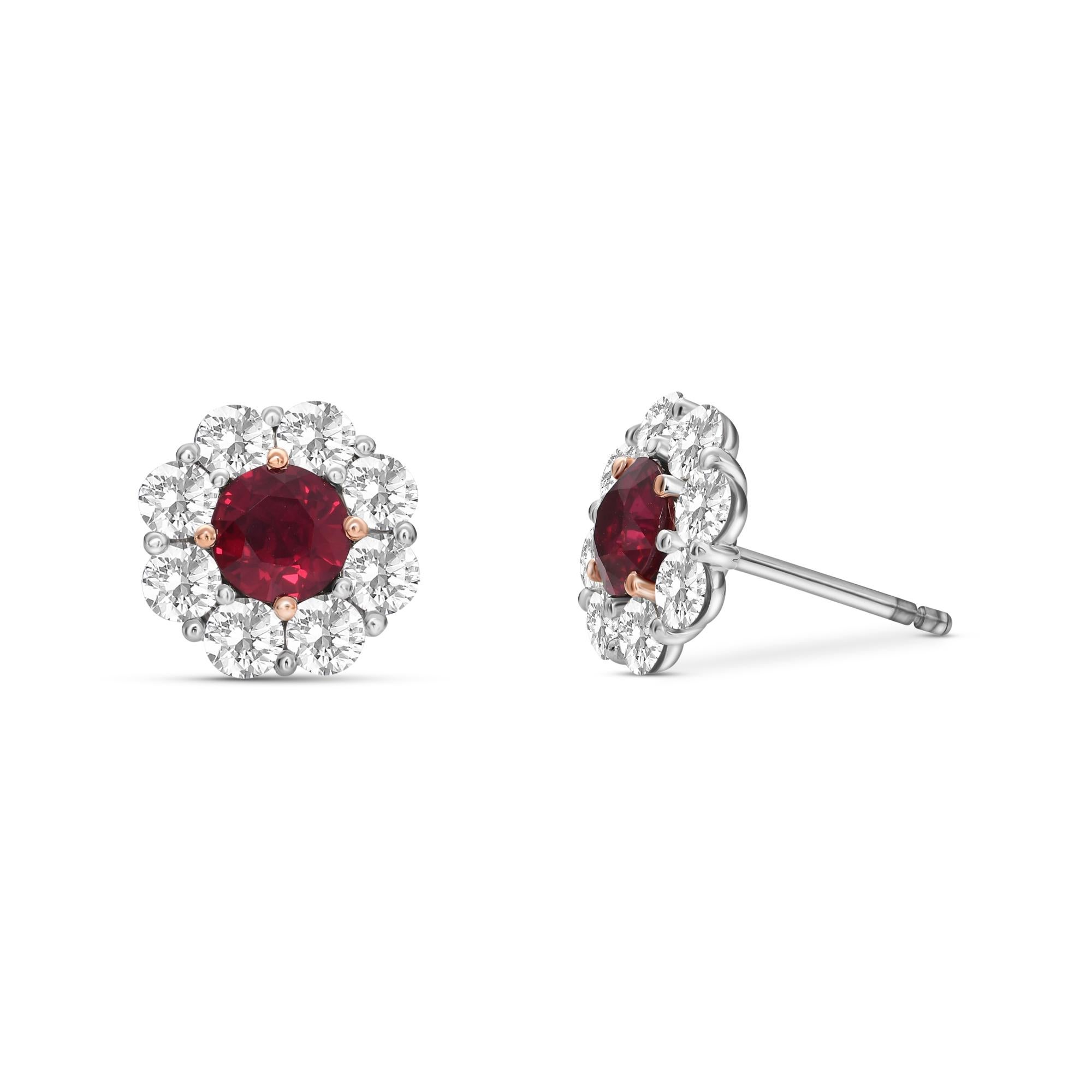 Un bellissimo paio di orecchini a cerchio con rubini tondi e brillanti e diamanti del Mozambico, con una coppia di gemme del peso totale di 1,81 carati. Questi sono caratterizzati da un'aureola floreale a griffe condivise con brillanti di colore da
