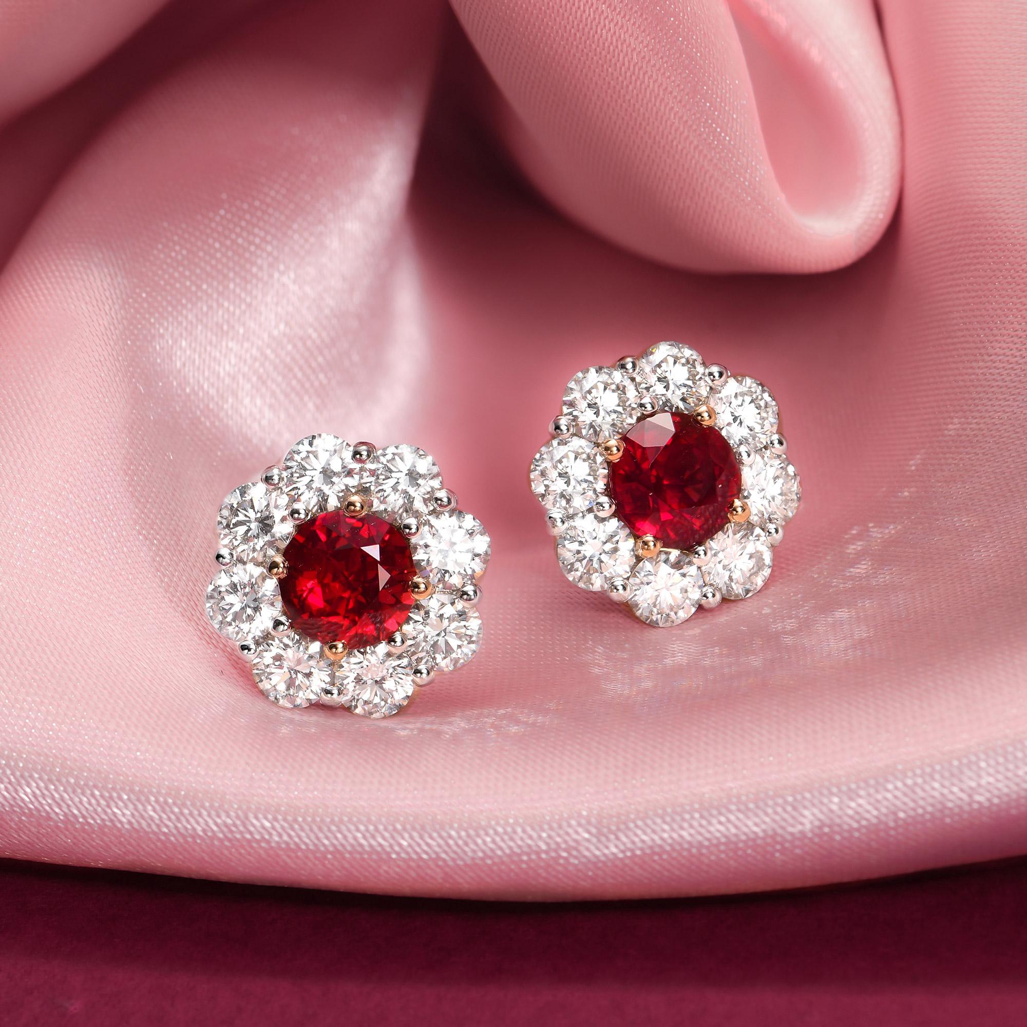 Moderno Orecchini a lobo floreali con diamanti e rubini del Mozambico da 1,81 cts tw in vendita