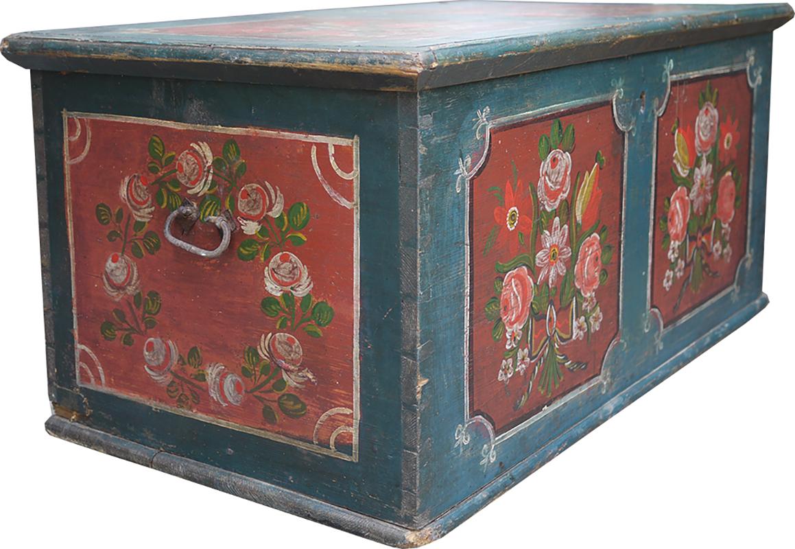 Antique painted chest, partially restored, whose structure is entirely painted in deep blue.
Six panels (on front, sides and top) are embellished with bouquets and garlands of flowers joined by ribbons. Side handles for easy transport.
Partially