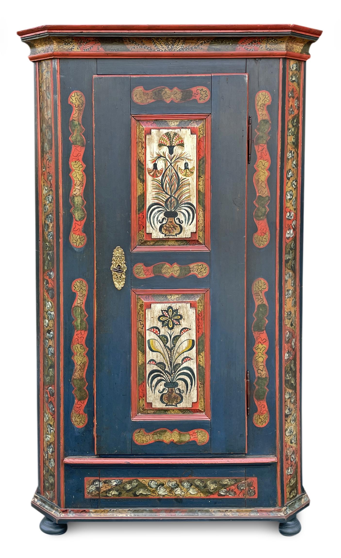 Meubles anciens du Tyrol - Armoire tyrolienne

H. 188 cm - L. 100 cm (112 cm au niveau des cadres) - P. 47 cm (54 cm au niveau des cadres)

Armoire tyrolienne peinte à une porte, entièrement peinte avec un fond bleu intense.
Sur la porte, deux