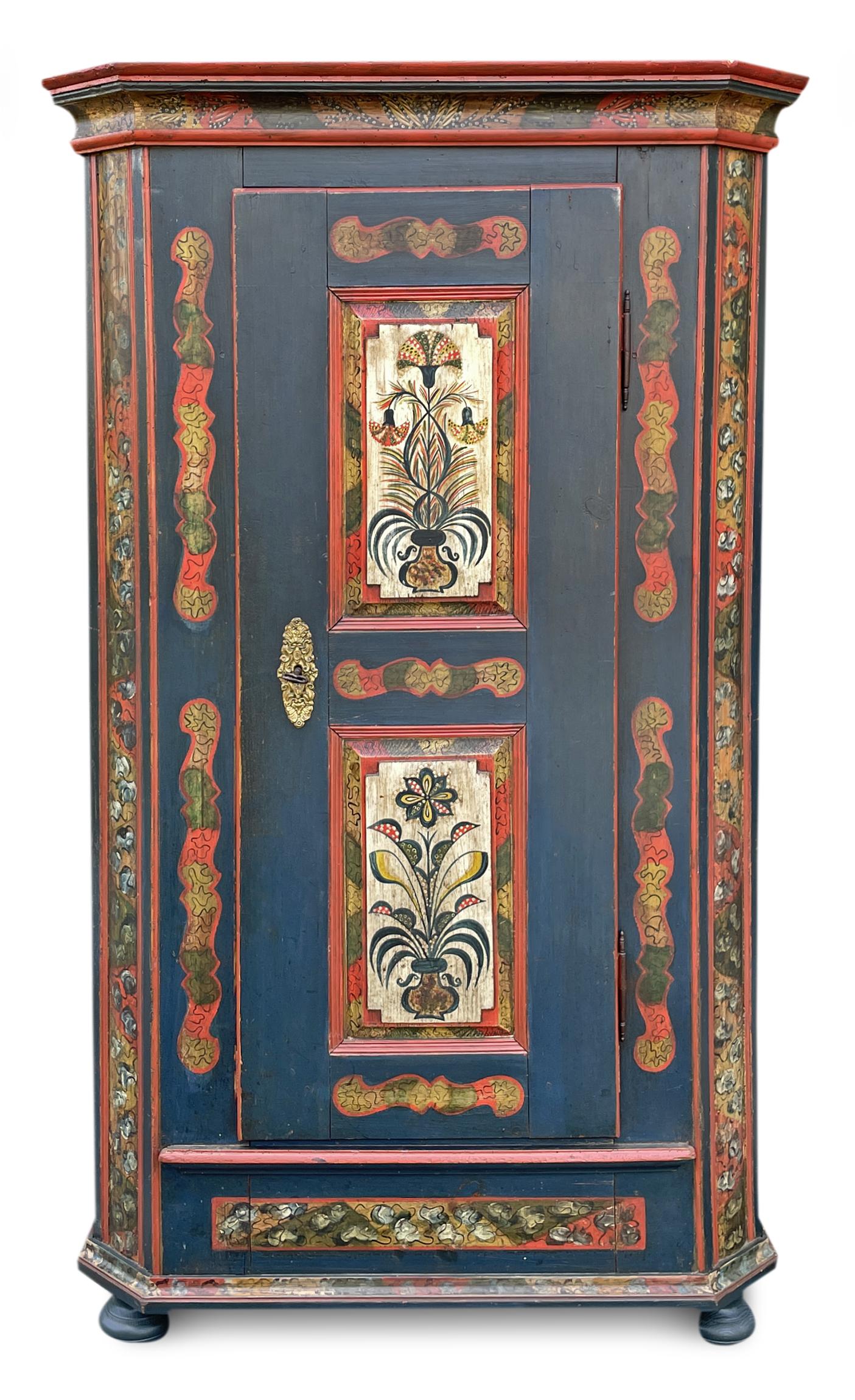 Tyrolean antique furniture - Tyrolean wardrobe

H. 188 cm – W. 100 cm (112 cm at the frames) – D. 47 cm (54 cm at the frames)

Tyrolean painted wardrobe with one door, entirely painted with an intense blue background.
On the door two panels with a