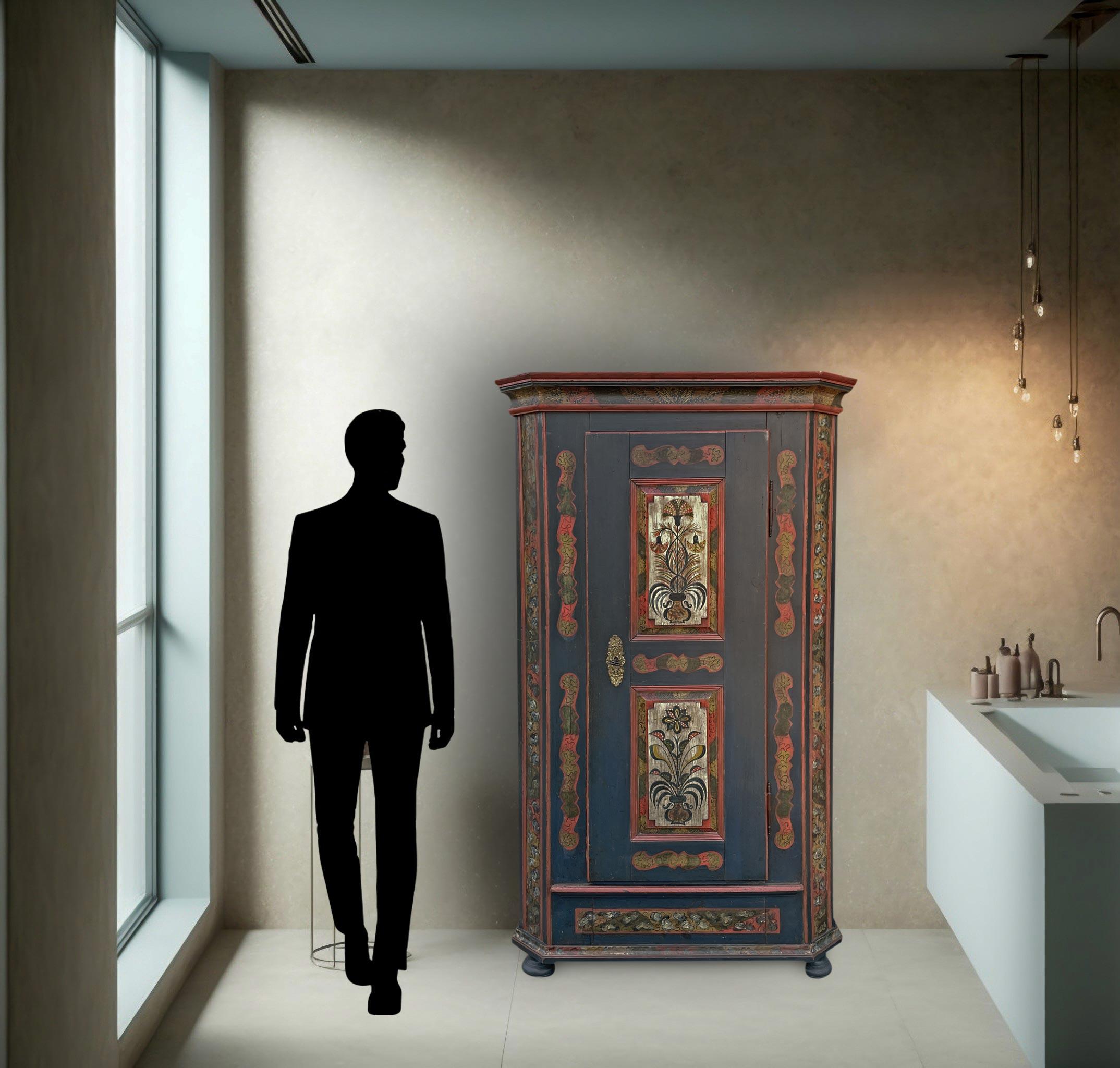 italien Meuble de rangement peint à motifs floraux bleus 1810, Europe centrale