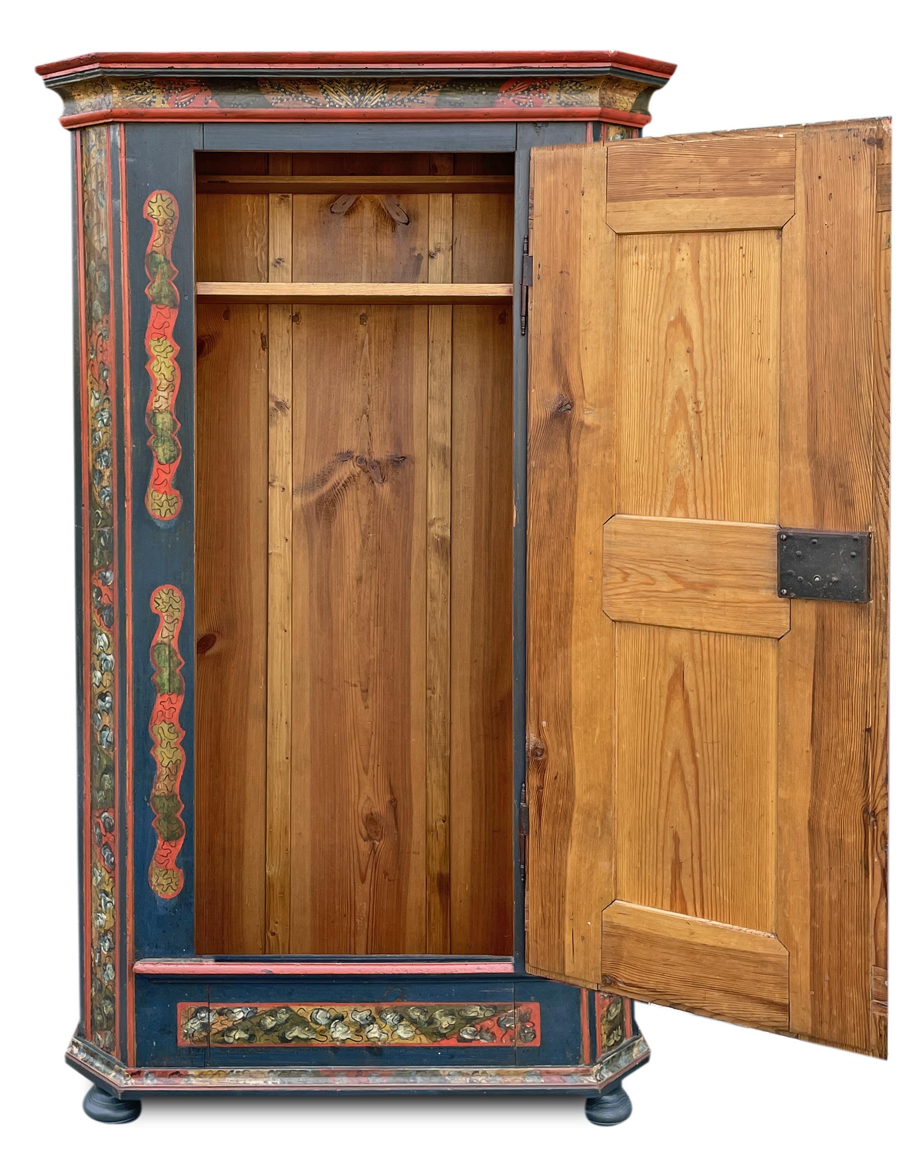 Sculpté à la main Meuble de rangement peint à motifs floraux bleus 1810, Europe centrale