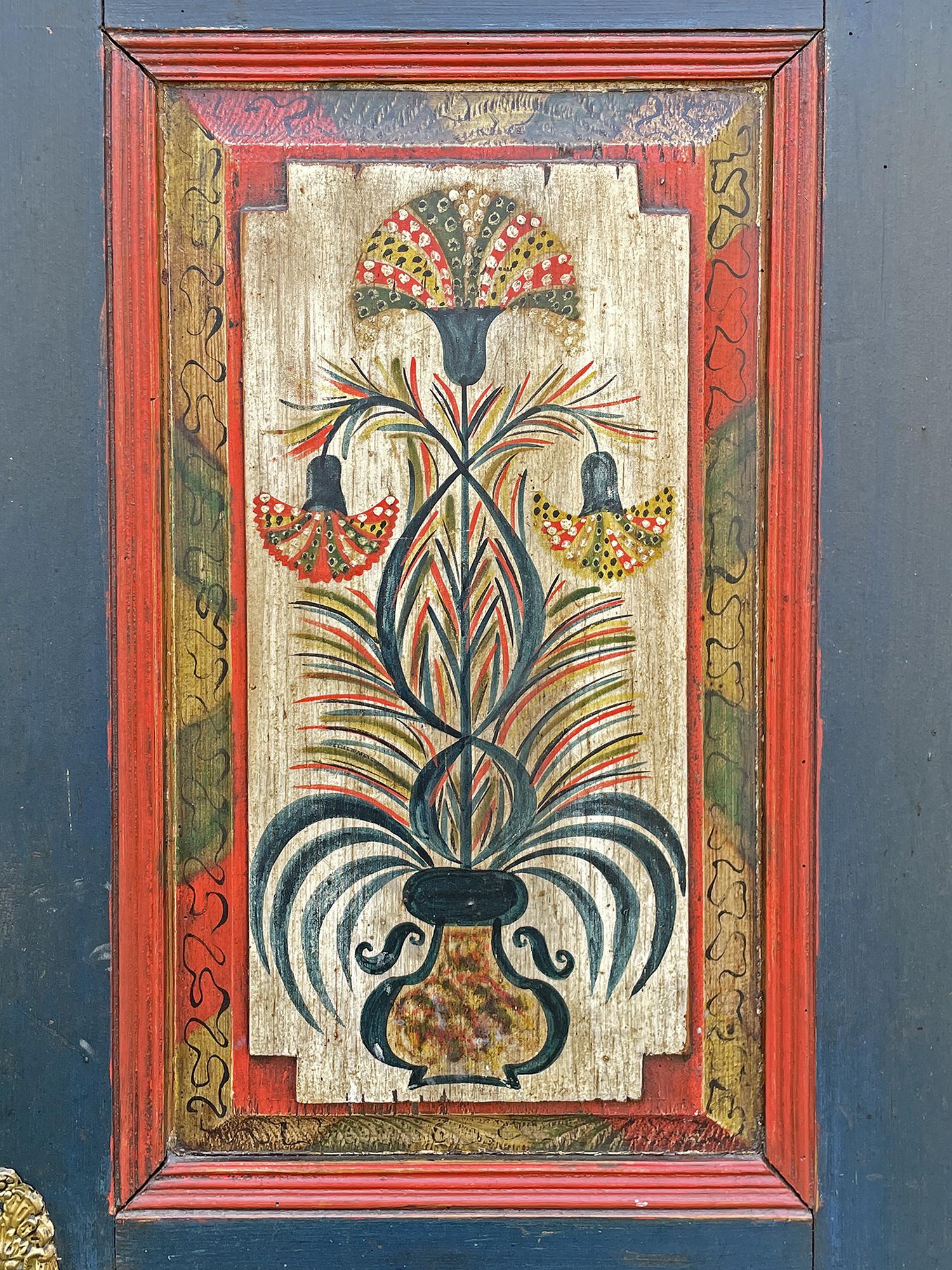 Meuble de rangement peint à motifs floraux bleus 1810, Europe centrale Bon état à Vo', Veneto