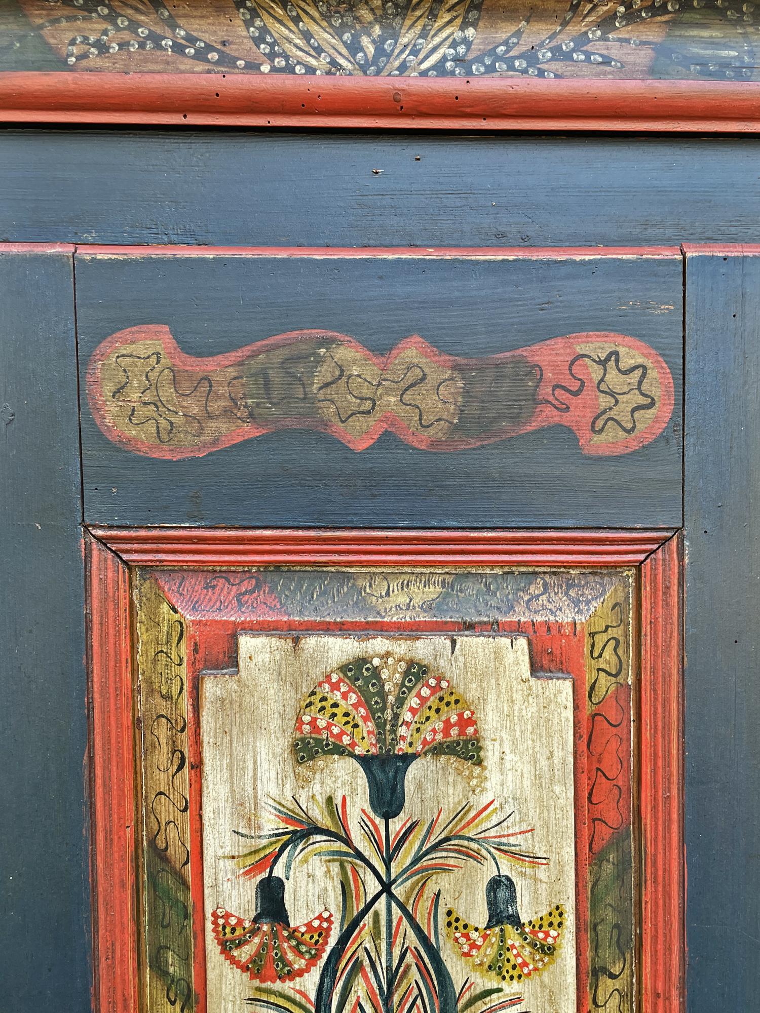 Début du XIXe siècle Meuble de rangement peint à motifs floraux bleus 1810, Europe centrale