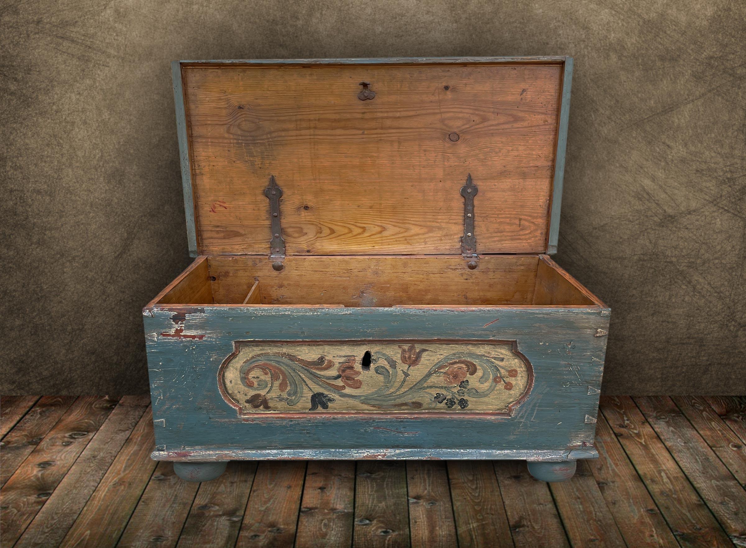 1850 Blue Floral Panted Blanket Chest 4