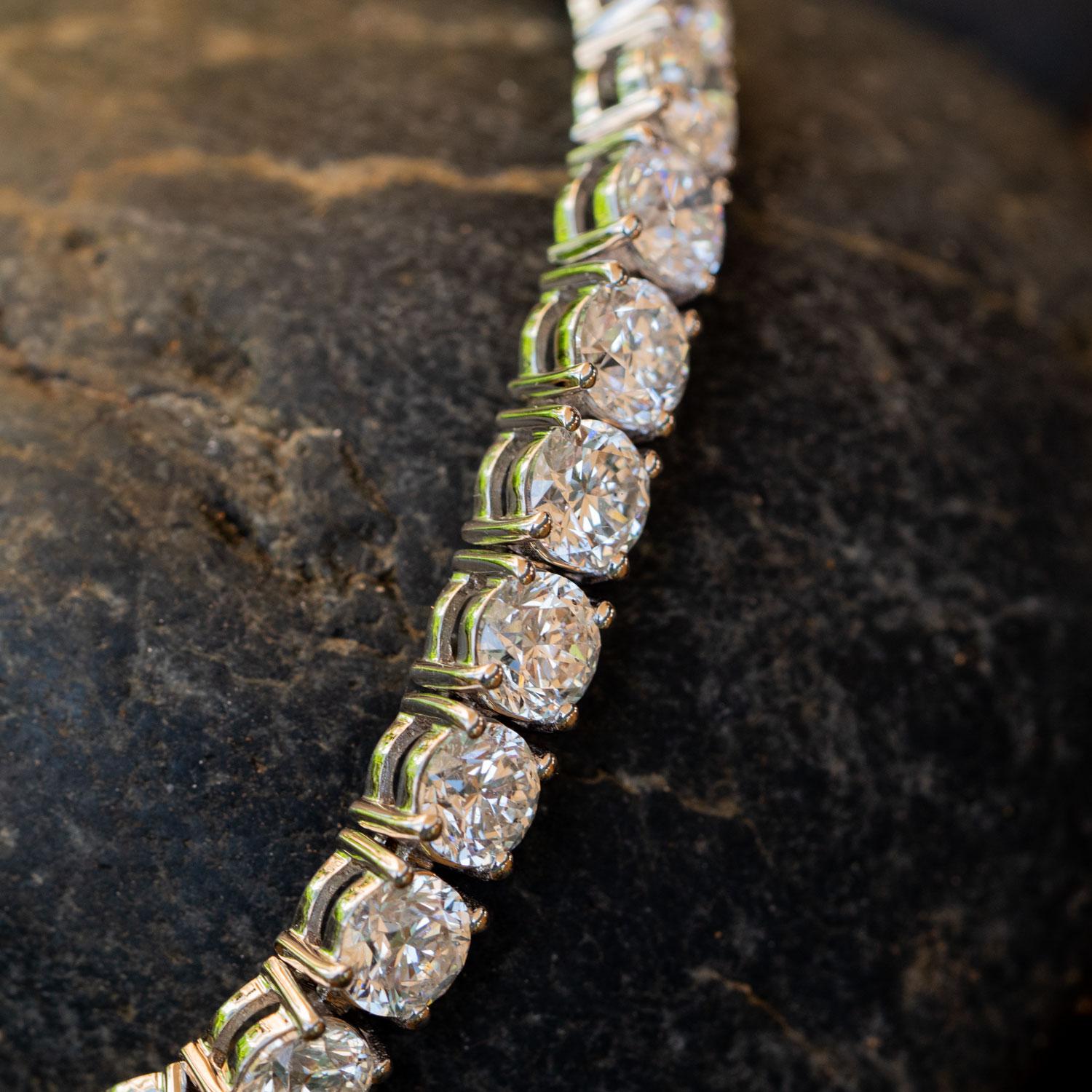Moderne Bracelet tennis pour femmes en or blanc 18 carats et diamants naturels de 16,5 carats en vente