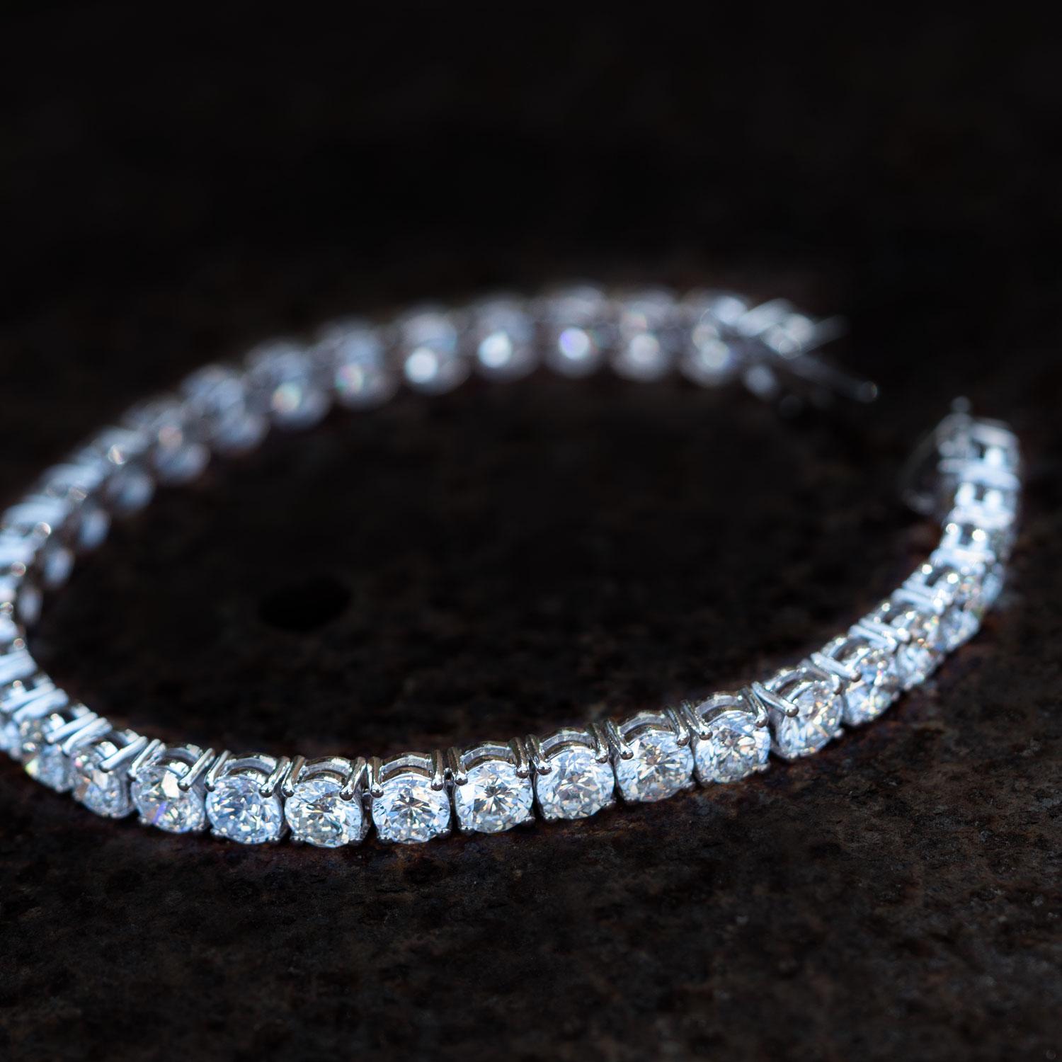 Modern 18.10 Carat Natural Diamond Bracelet 18K White Gold, Tennis Bracelet for Women For Sale