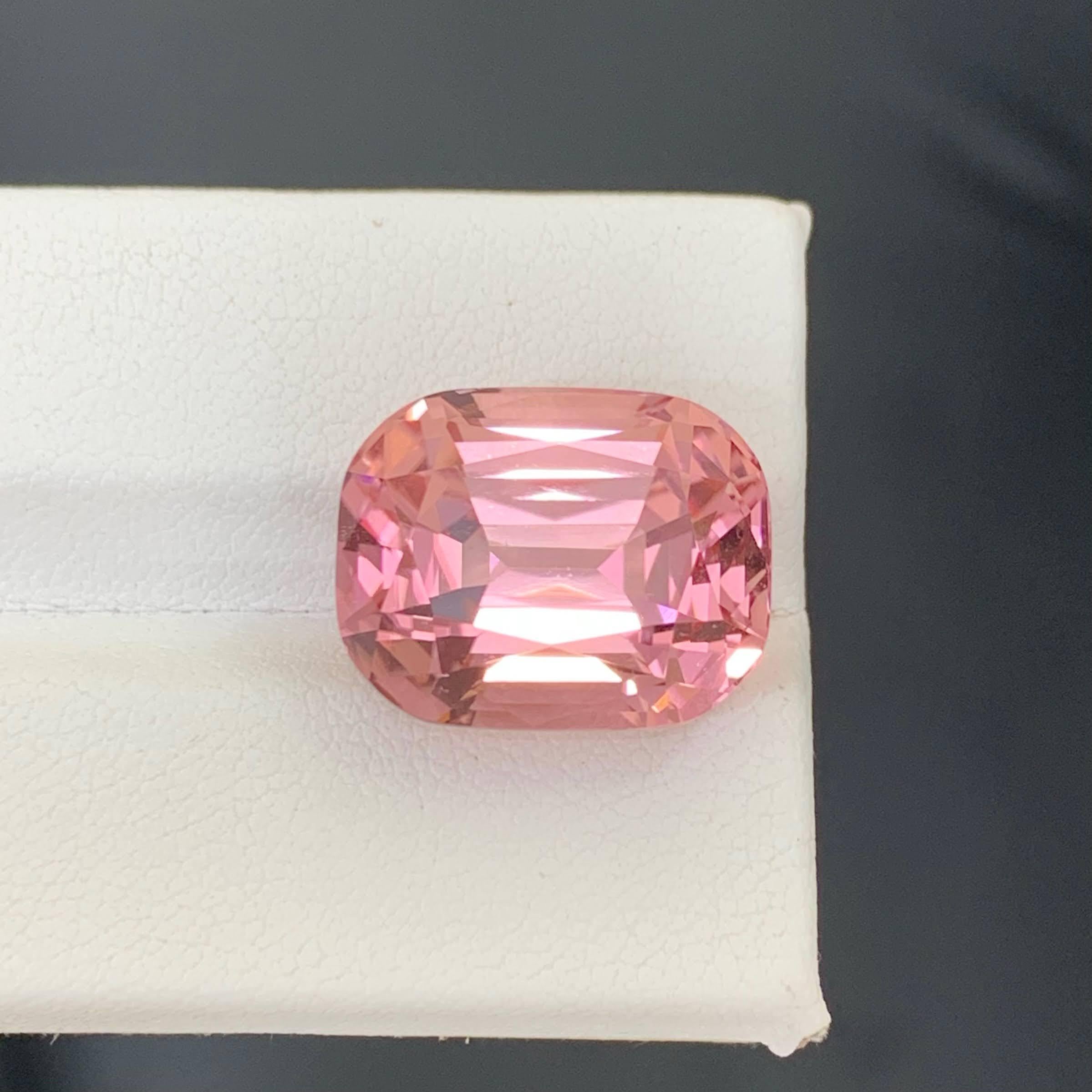 Poids 18,10 carats 
Dimensions 16,8x13,3x11,0mm
Traitement Aucun 
Origine afghane 
Clarity Loup Clean 
Forme Coupe Coussin 




Cette superbe tourmaline Baby Pink naturelle de 18,10 carats provenant d'Afghanistan capture l'essence d'une beauté