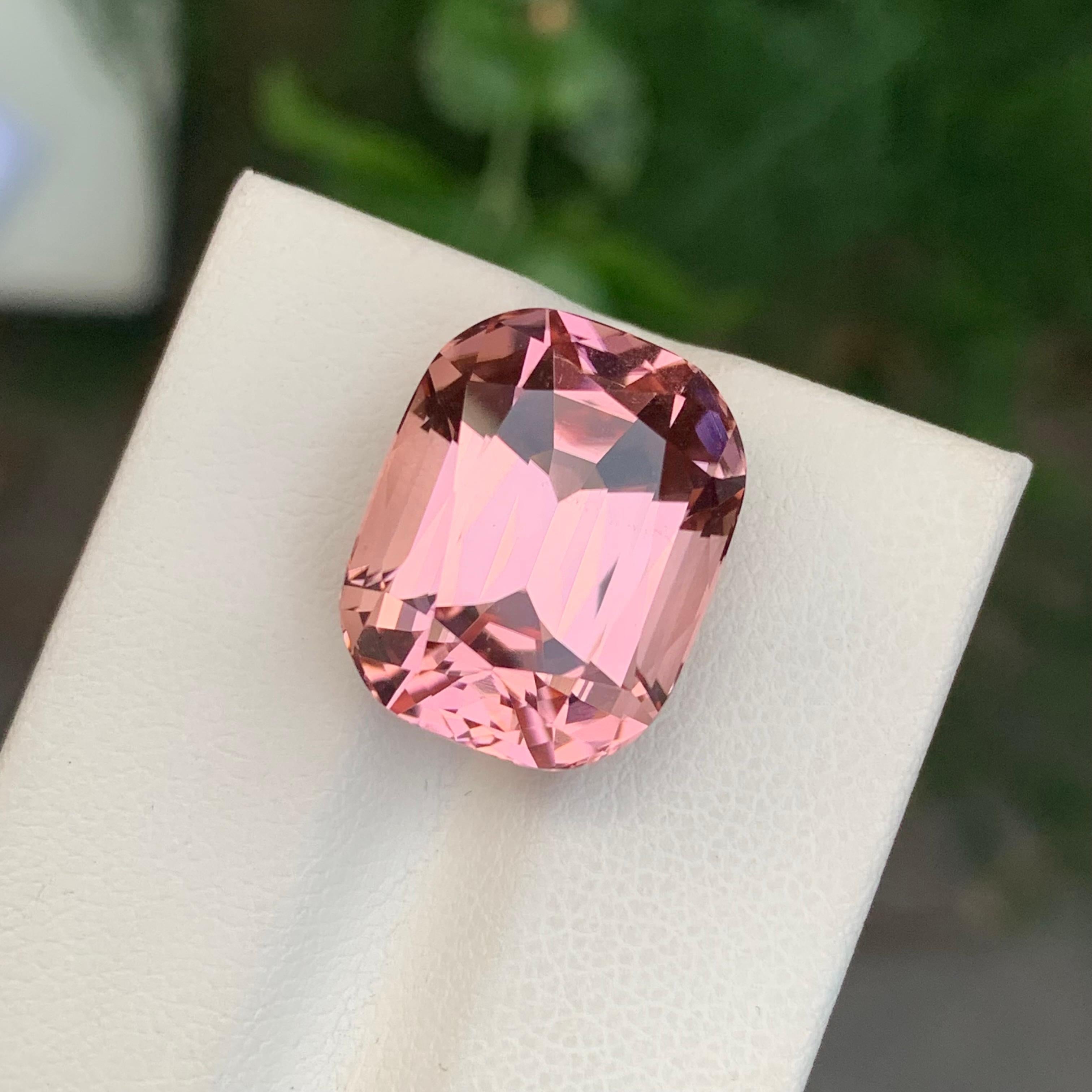 Arts and Crafts Pierre précieuse taille coussin en tourmaline rose pêche naturelle non sertie de 18.10 carats en vente