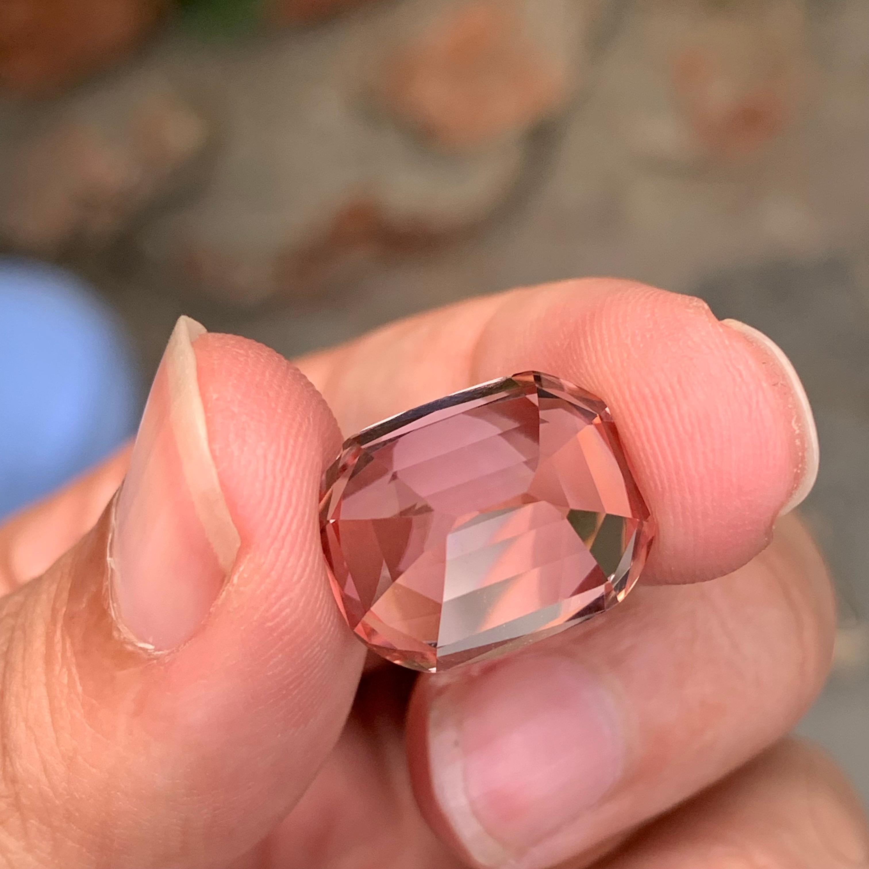 Pierre précieuse taille coussin en tourmaline rose pêche naturelle non sertie de 18.10 carats en vente 1