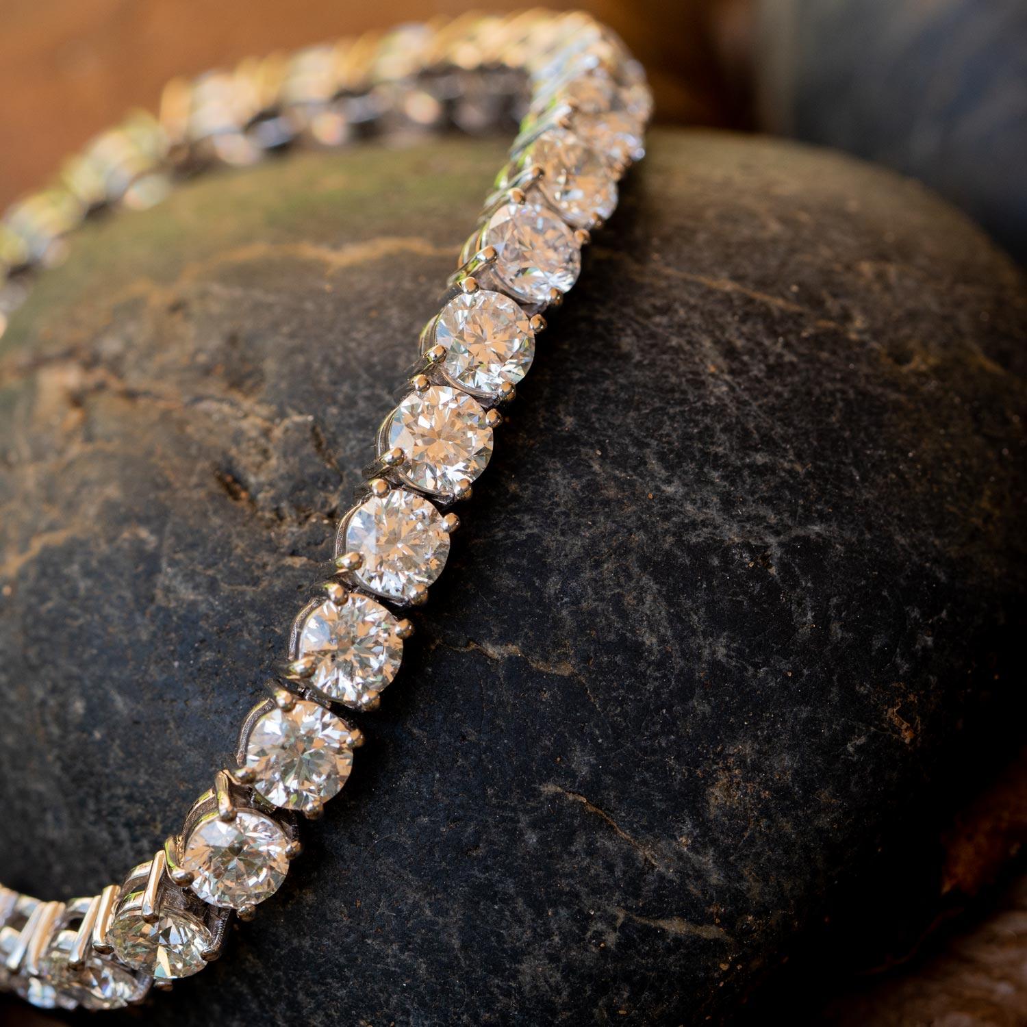 Cet élégant bracelet en diamants naturels brille vraiment.  Chaque diamant serti individuellement dans la série fléchit légèrement au niveau de ses points de connexion, assurant un port confortable et sûr pour les événements formels ou le luxe