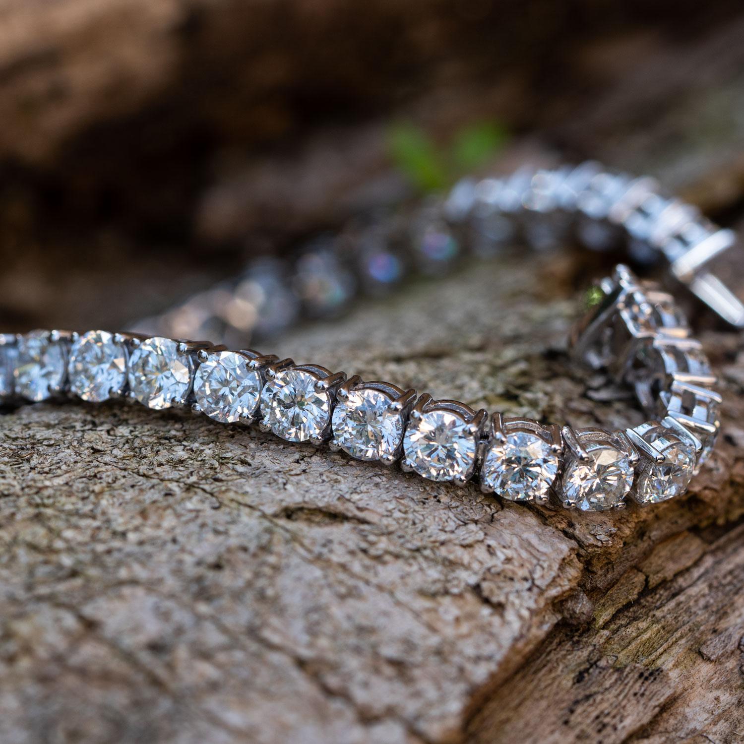 Taille ronde Bracelet tennis en or blanc 18 carats avec diamants de 18,10 carats en vente